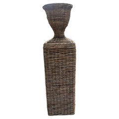 Bellissimo piedistallo e urna in rattan di campagna francese