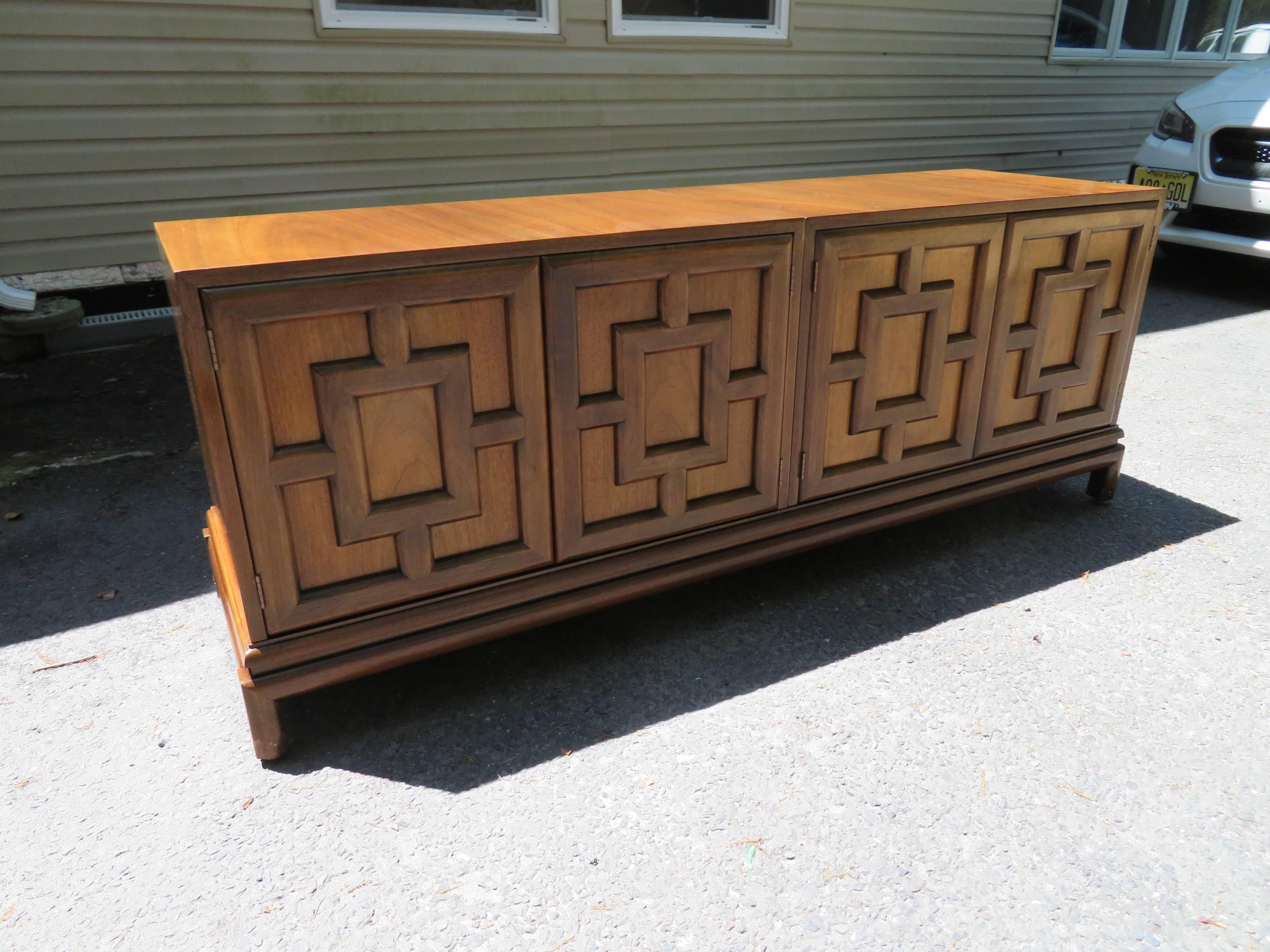 Mid-Century Modern Handsome Renzo Rutuli Asian Modern Lattice Front Credenza Midcentury For Sale