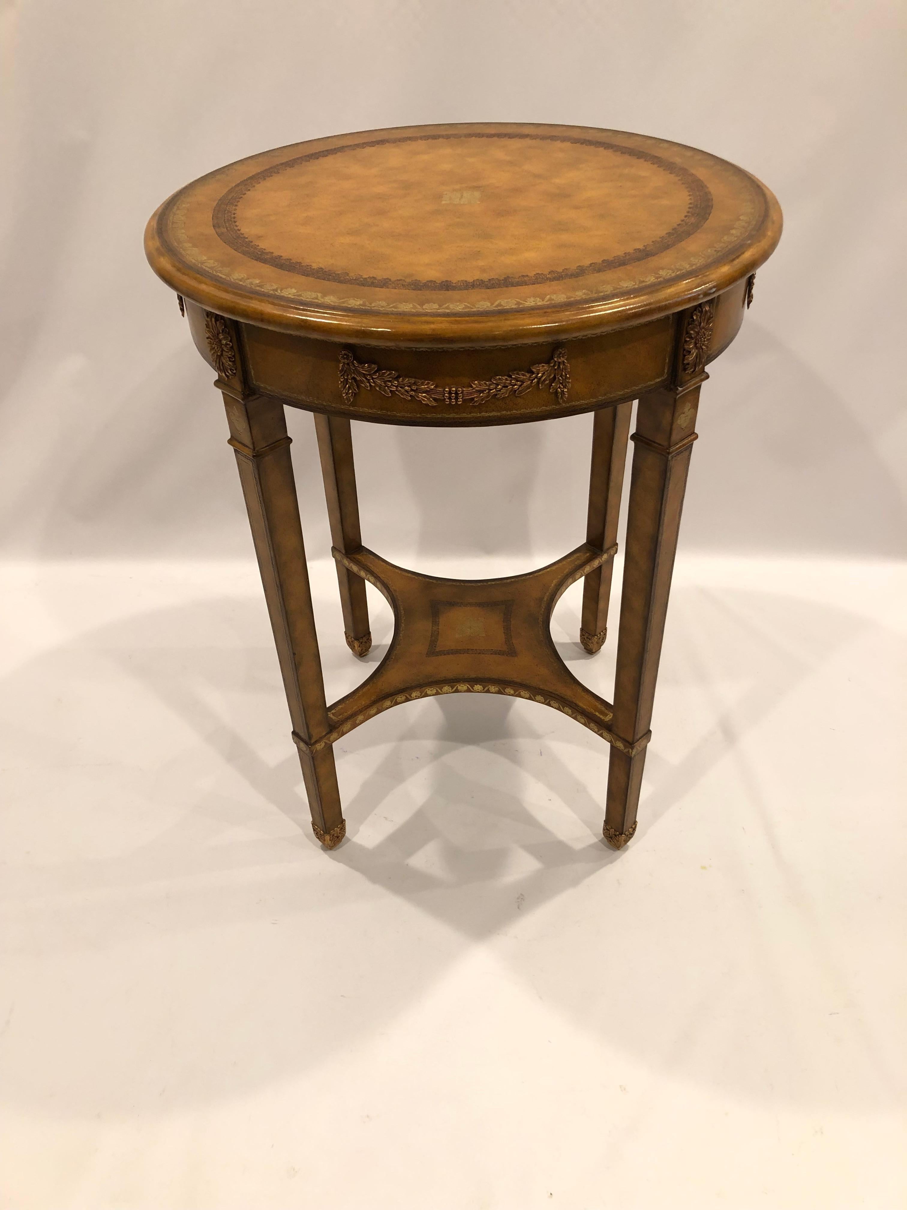 Belle table d'appoint ronde en cuir embossé Maitland Smith en vente 6