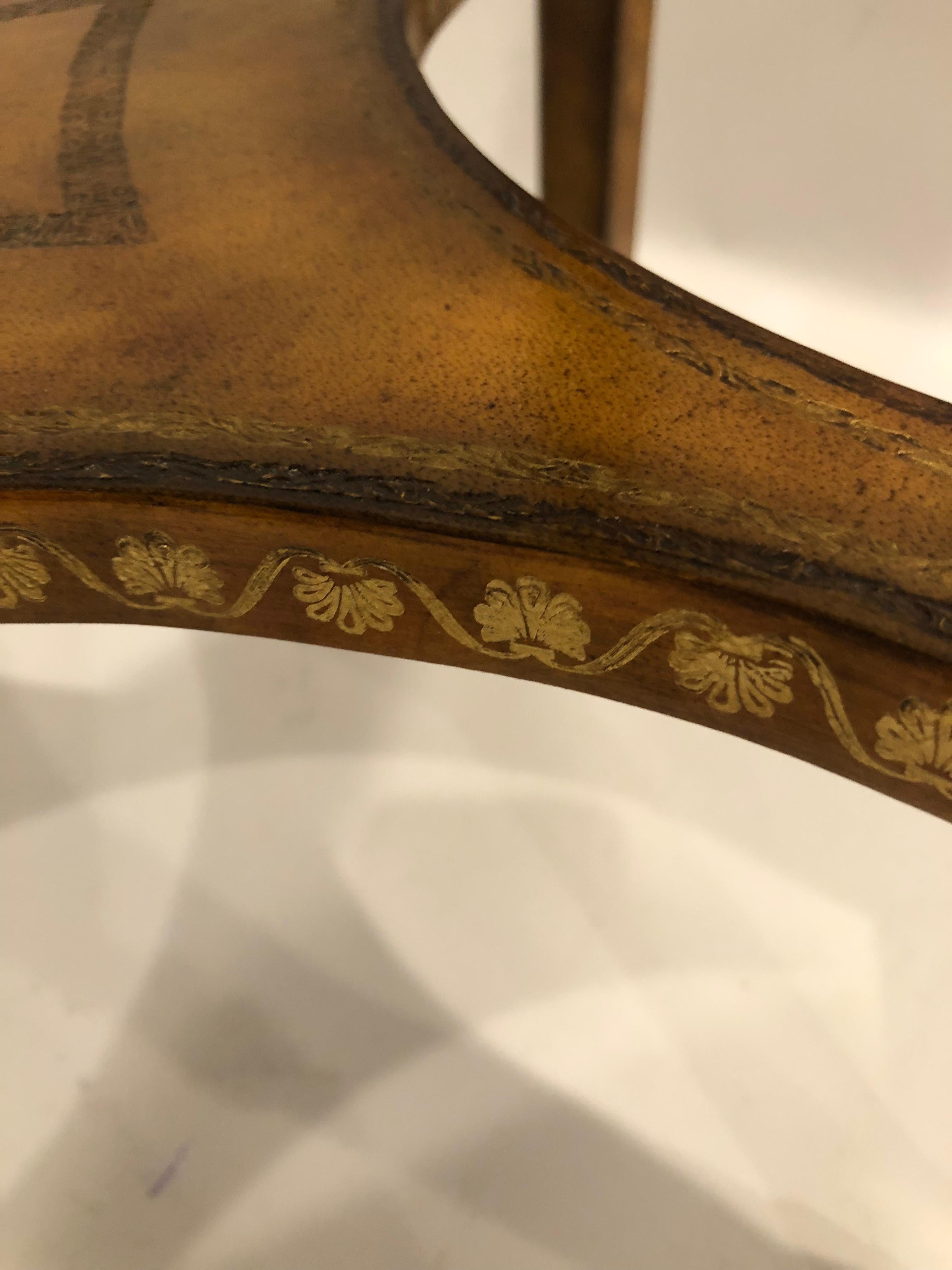 Magnifique table d'appoint ronde distincte de Maitland Smith avec leur signature de dessus en cuir gaufré, enveloppant le cuir partout, palette de couleurs miel chaudes et agréables avec des décorations de couleur bronze, même sur les pieds.