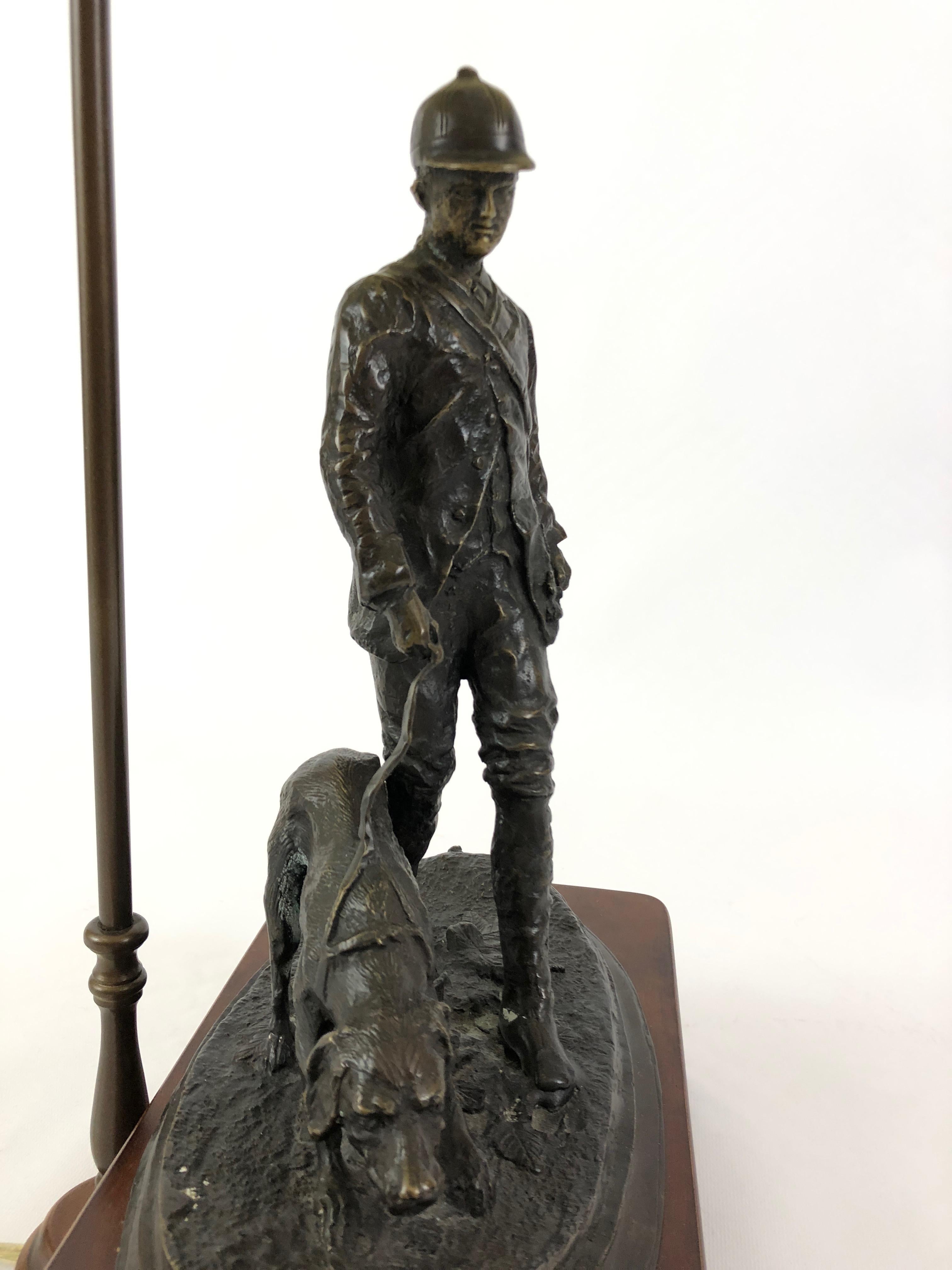 Hübsche skulpturale Bronze-Tischlampe von Jäger mit Jagdhund 5