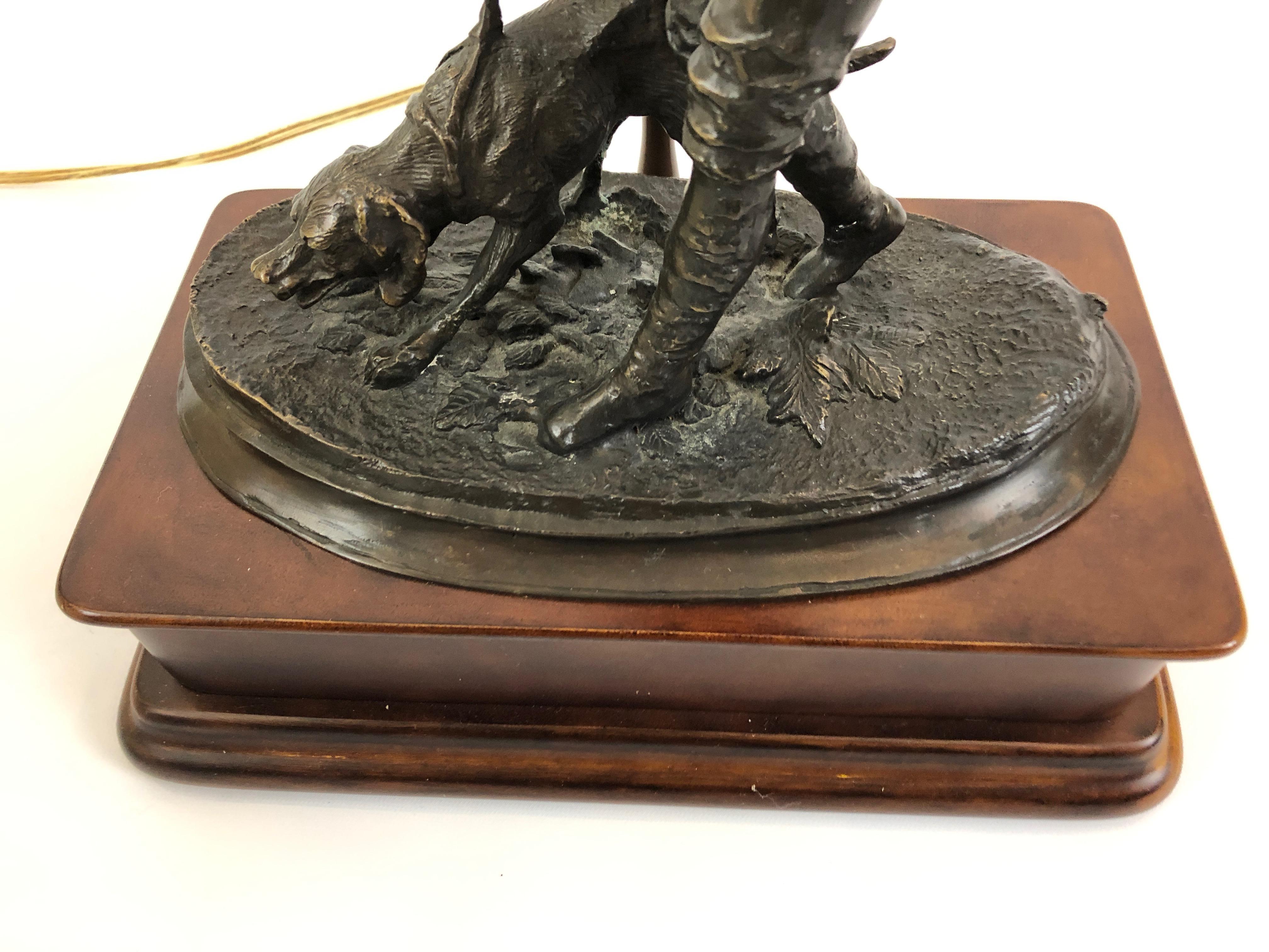 Hübsche skulpturale Bronze-Tischlampe von Jäger mit Jagdhund im Zustand „Hervorragend“ in Hopewell, NJ