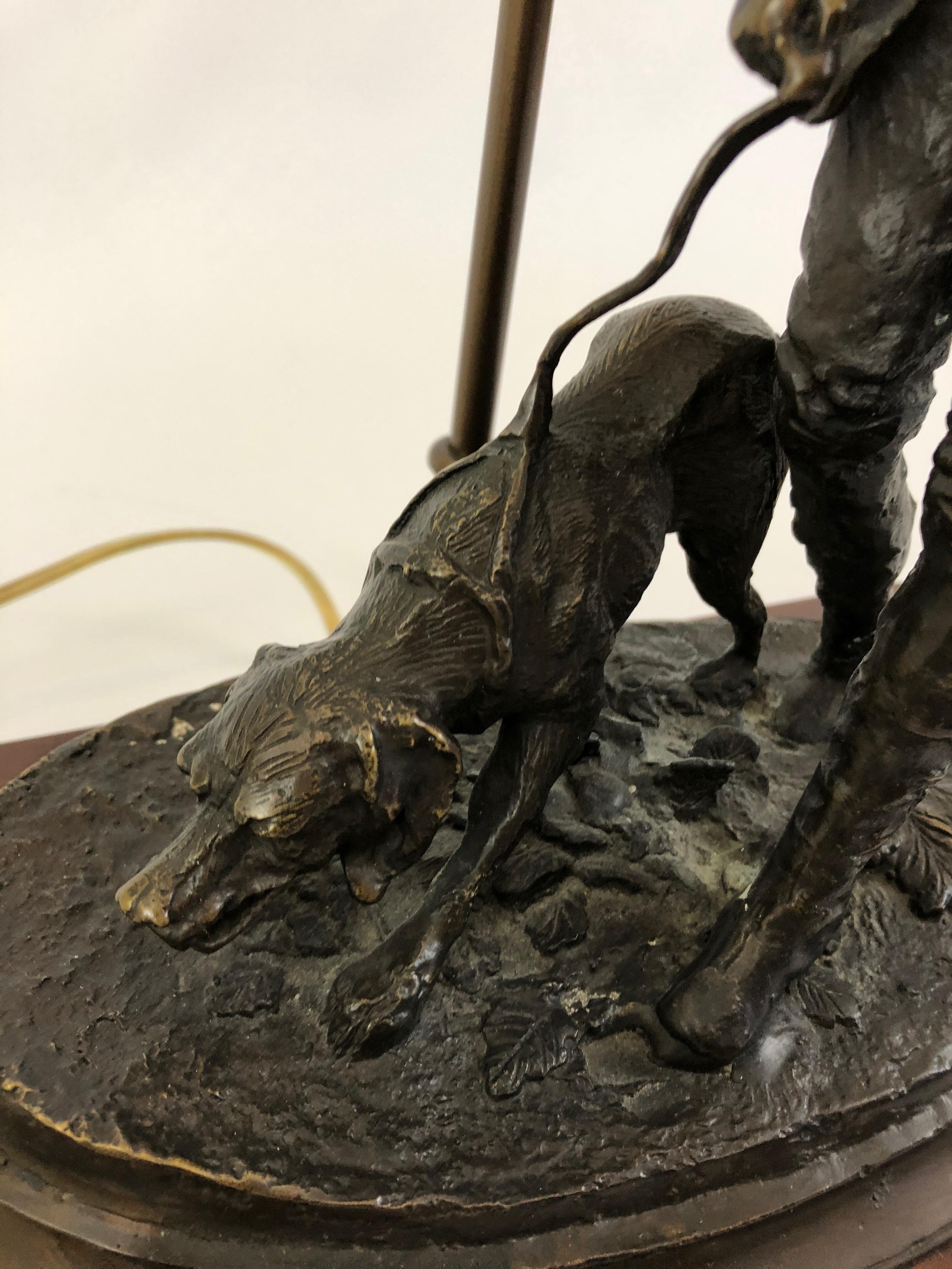 Hübsche skulpturale Bronze-Tischlampe von Jäger mit Jagdhund (Ende des 20. Jahrhunderts)