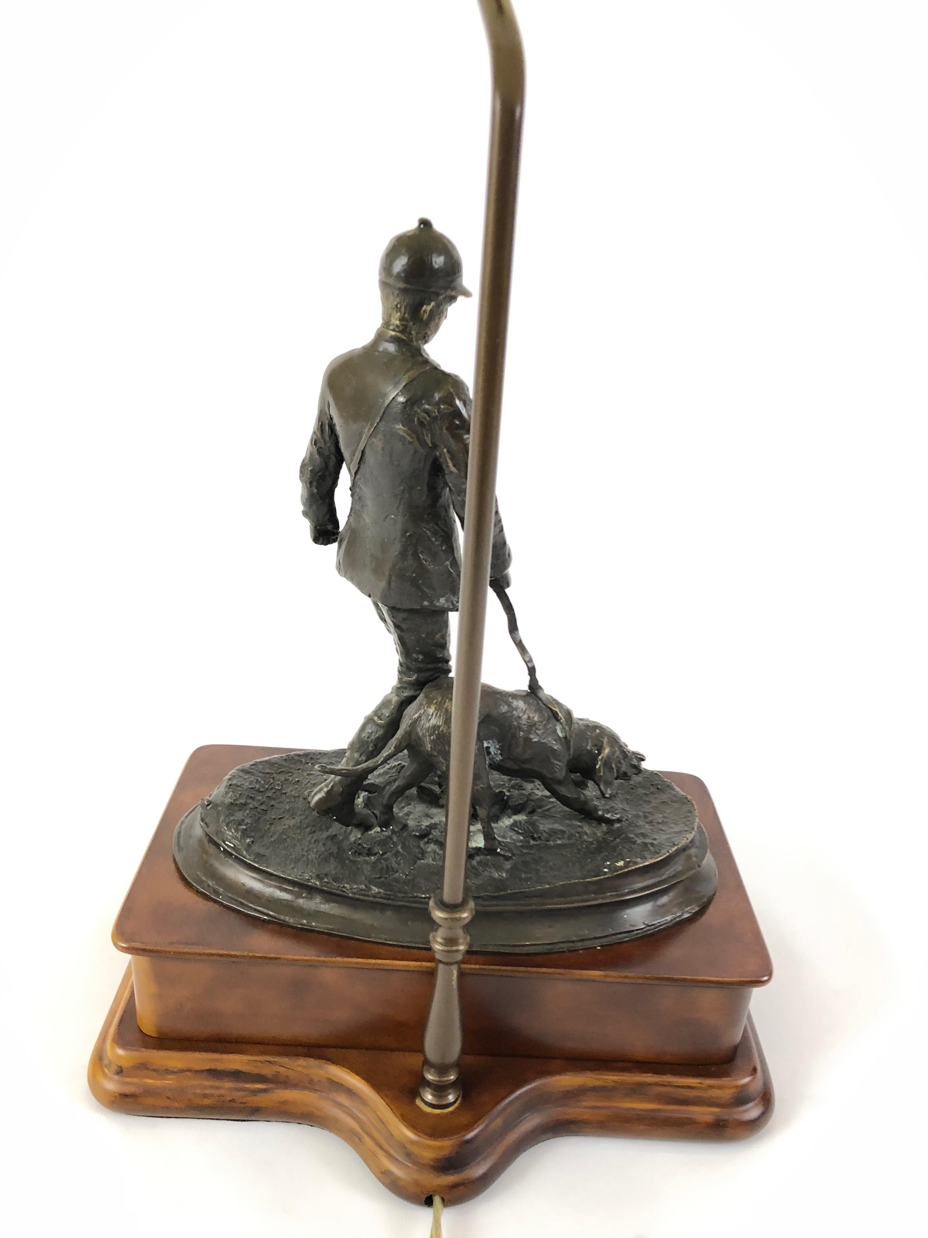 Hübsche skulpturale Bronze-Tischlampe von Jäger mit Jagdhund 3