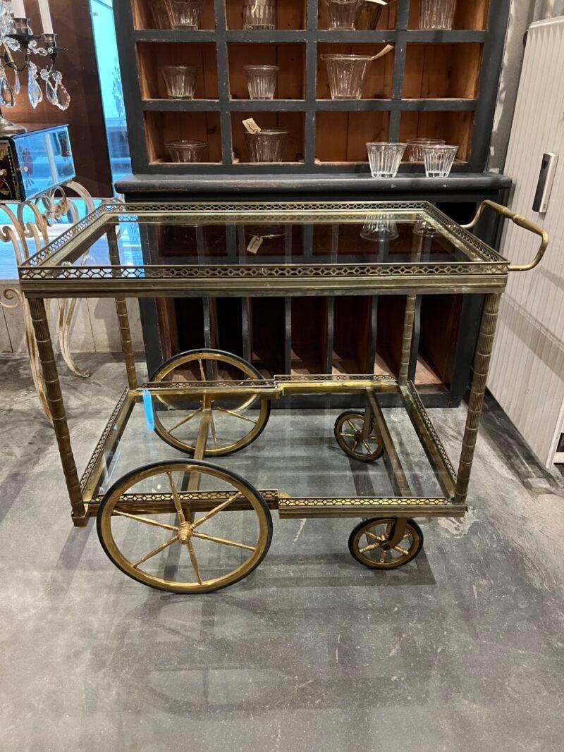 Elegante carrello da bar francese del 1930 circa, con una splendida struttura in ottone patinato e 2 ruote grandi e 2 piccole.

Questo carrello di servizio è dotato di 2 piani in vetro trasparente e di una maniglia charme.

Un pezzo classico e