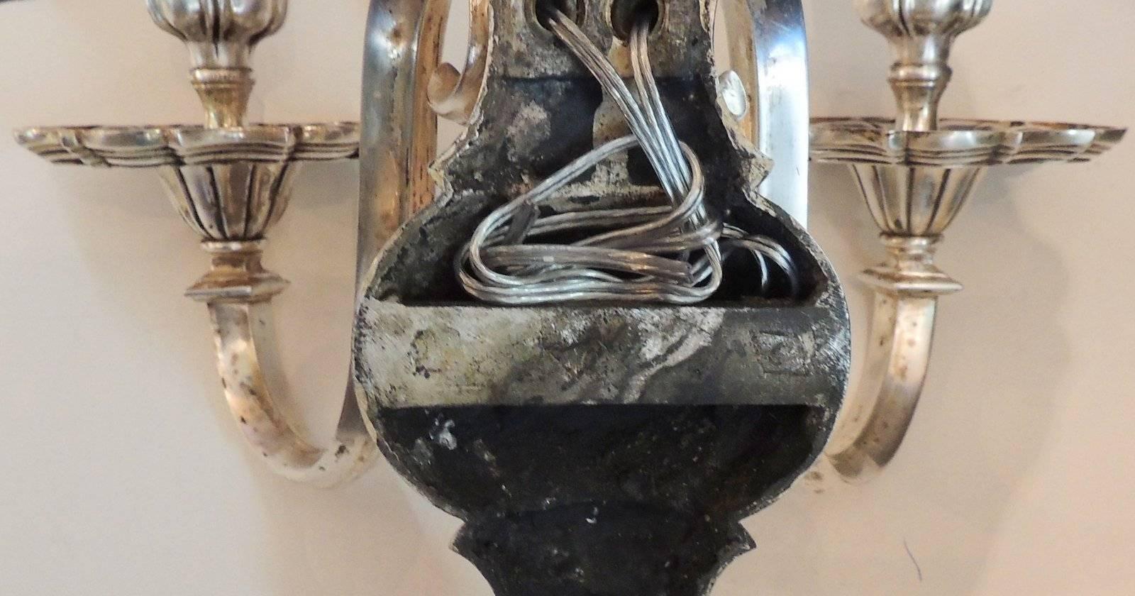 Magnifique paire d'appliques Caldwell Regency à 2 bras en bronze argenté et nickel avec glands 2