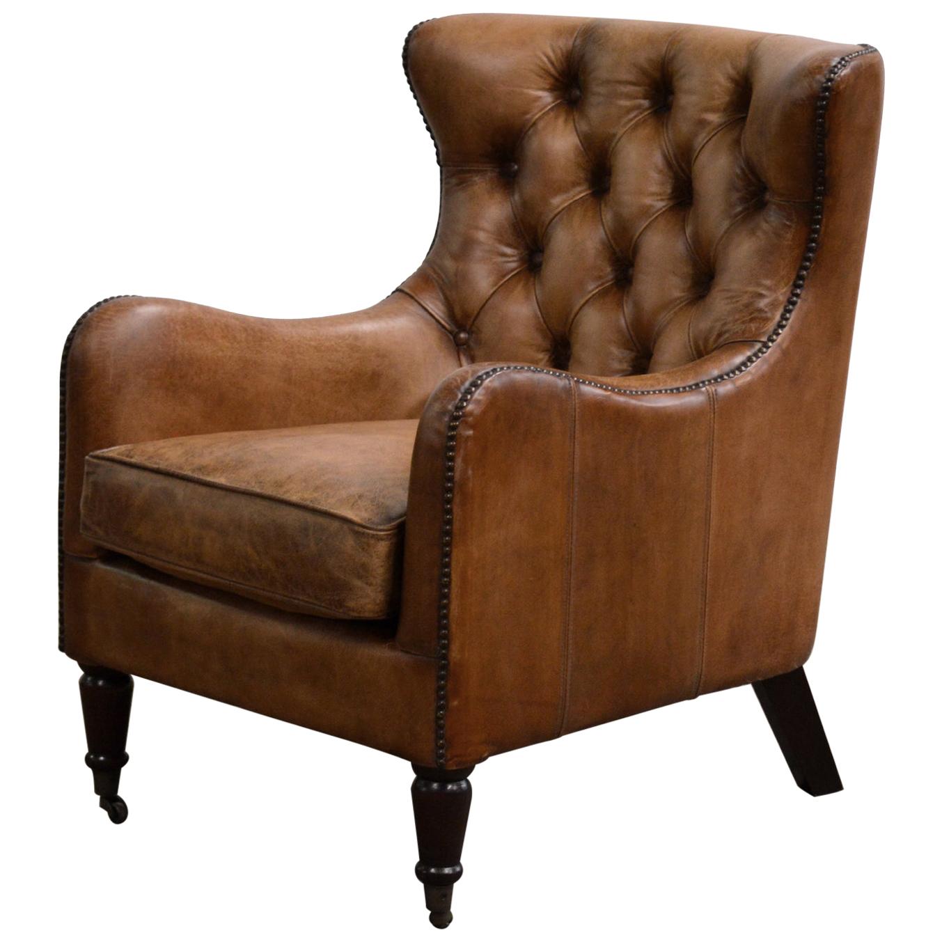 Magnifique ensemble de quatre chaises de bibliothèque en cuir de style Regency avec dossiers touffetés