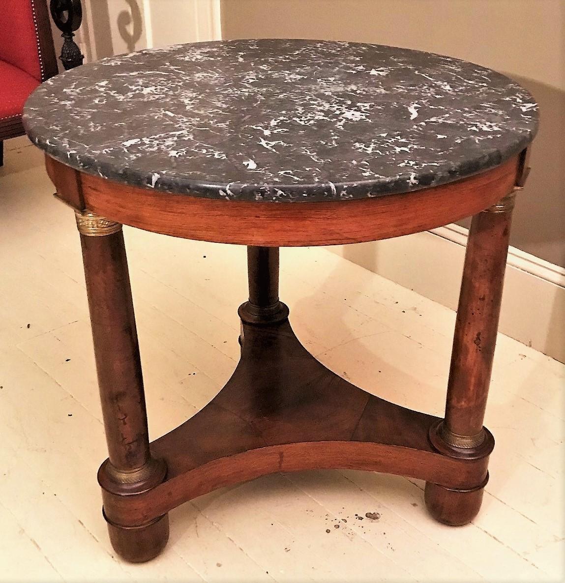 Dieser Tisch ist ein hervorragendes Beispiel für napoleonisches Möbeldesign und auch in der heutigen Wohnung sehr nützlich. Perfekt als Mitteltisch in einem Foyer oder als Beistelltisch im Wohnzimmer. Durch die geringe Größe und die runde Form