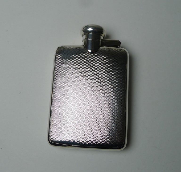 Handsome Small Sterling Silver Hip / Spirit Flask, 1926 In Good Condition For Sale In Bath, GB