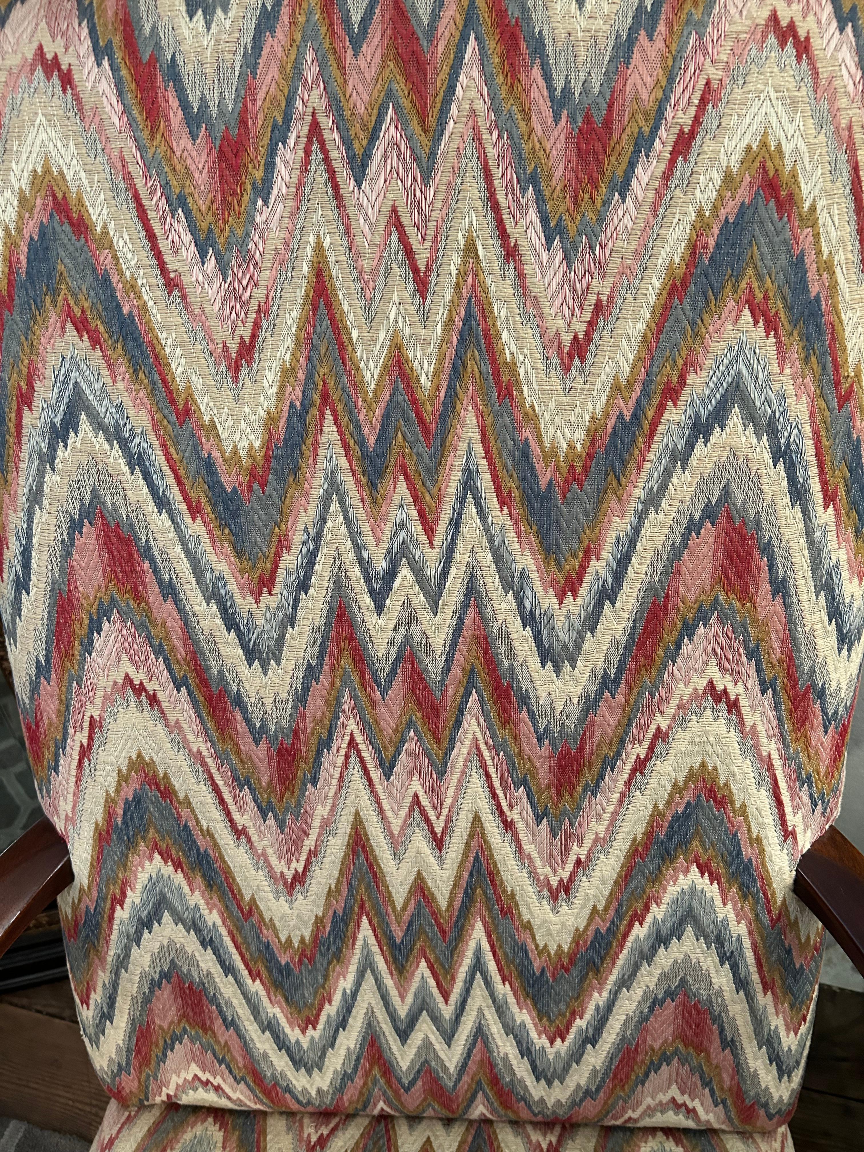 Hübscher Southwood Traditional Hochlehner Sessel gepolstert in Flame Stitch im Zustand „Gut“ im Angebot in Hopewell, NJ