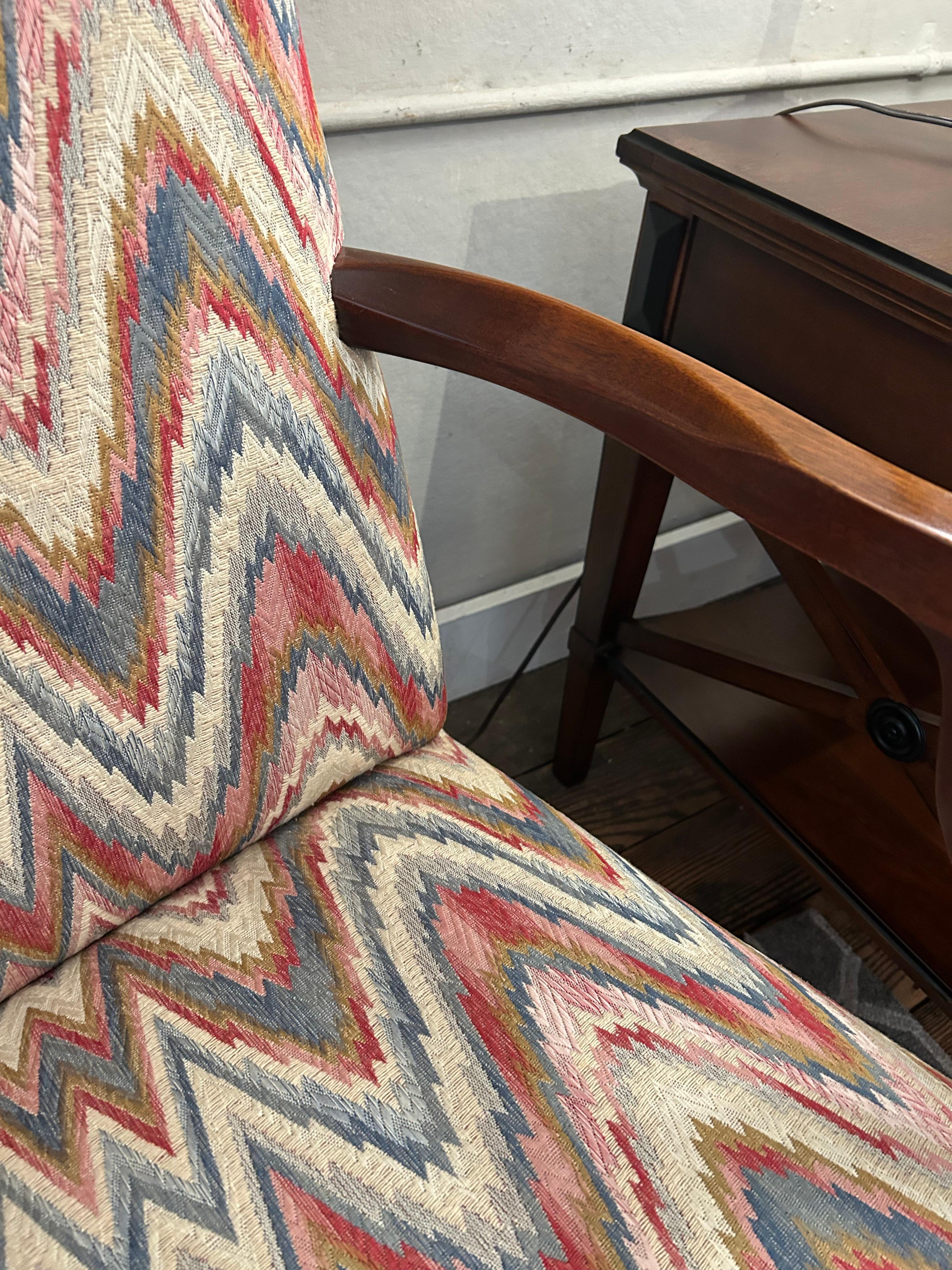 Hübscher Southwood Traditional Hochlehner Sessel gepolstert in Flame Stitch im Angebot 1