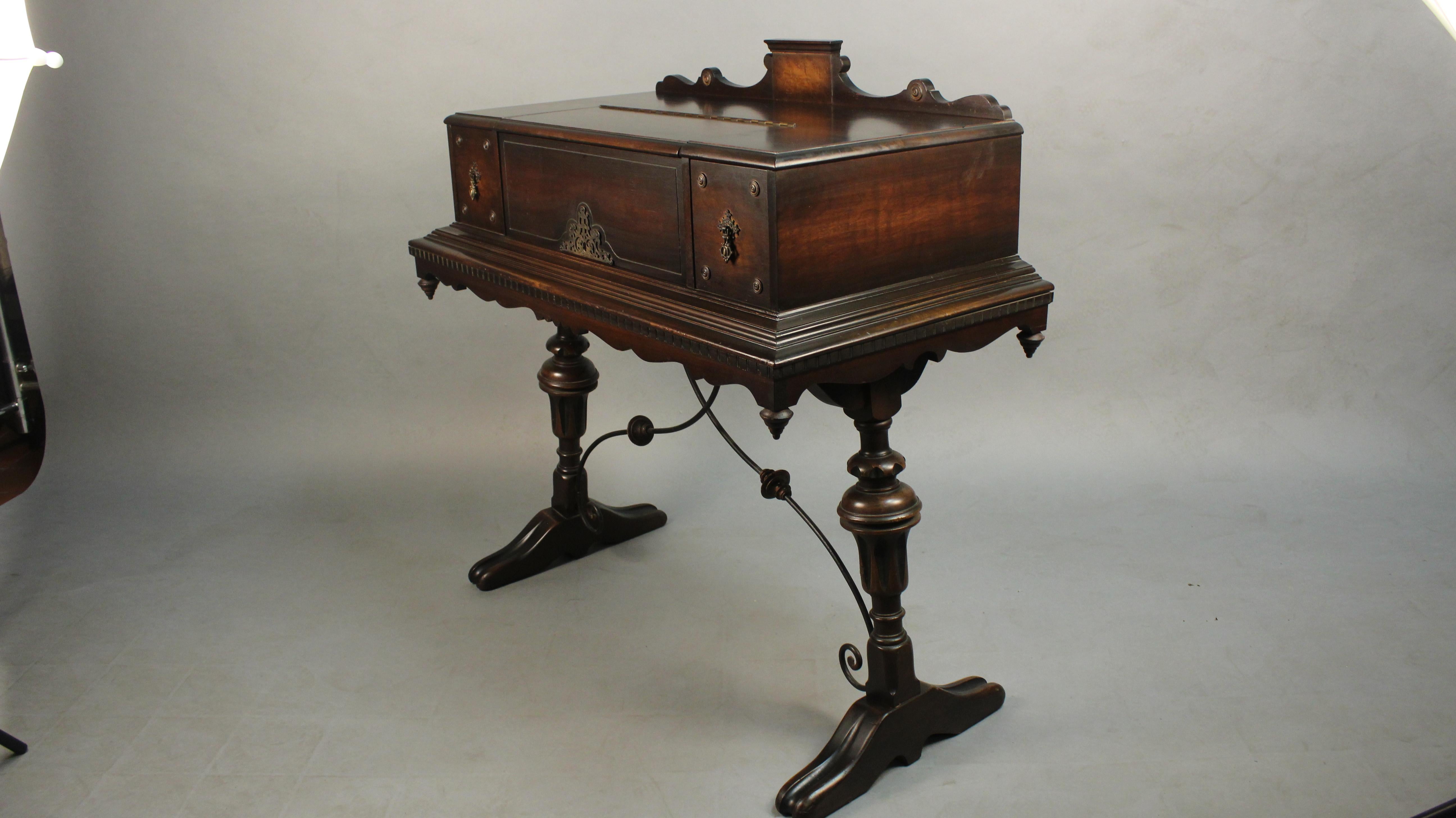 Handsome Spanish Revival 1920s Writing Desk Table with Wrought Iron Stretcher (Nordamerikanisch)