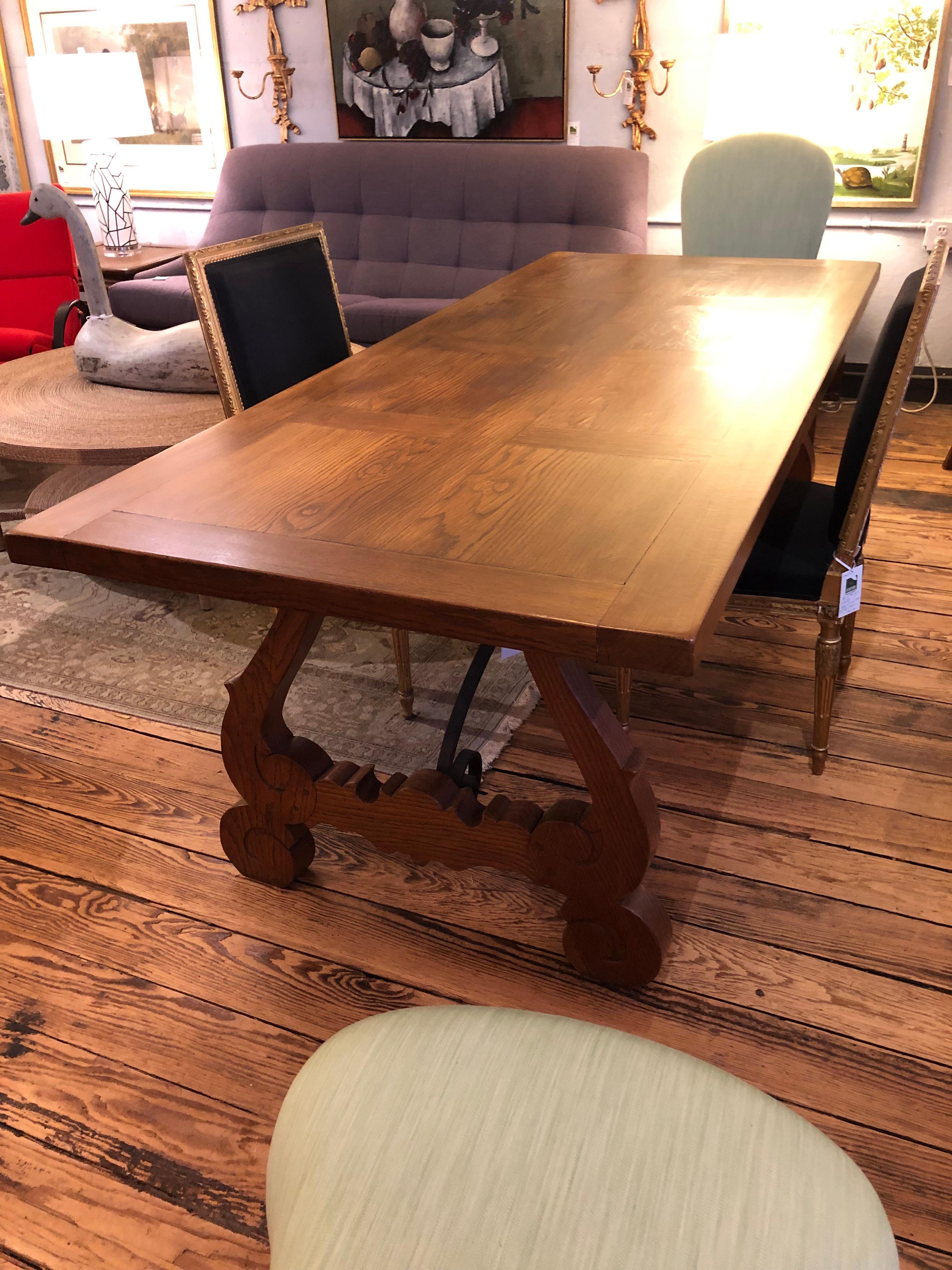 Belle table de salle à manger ou bureau monumental de style espagnol en chêne et fer en vente 2
