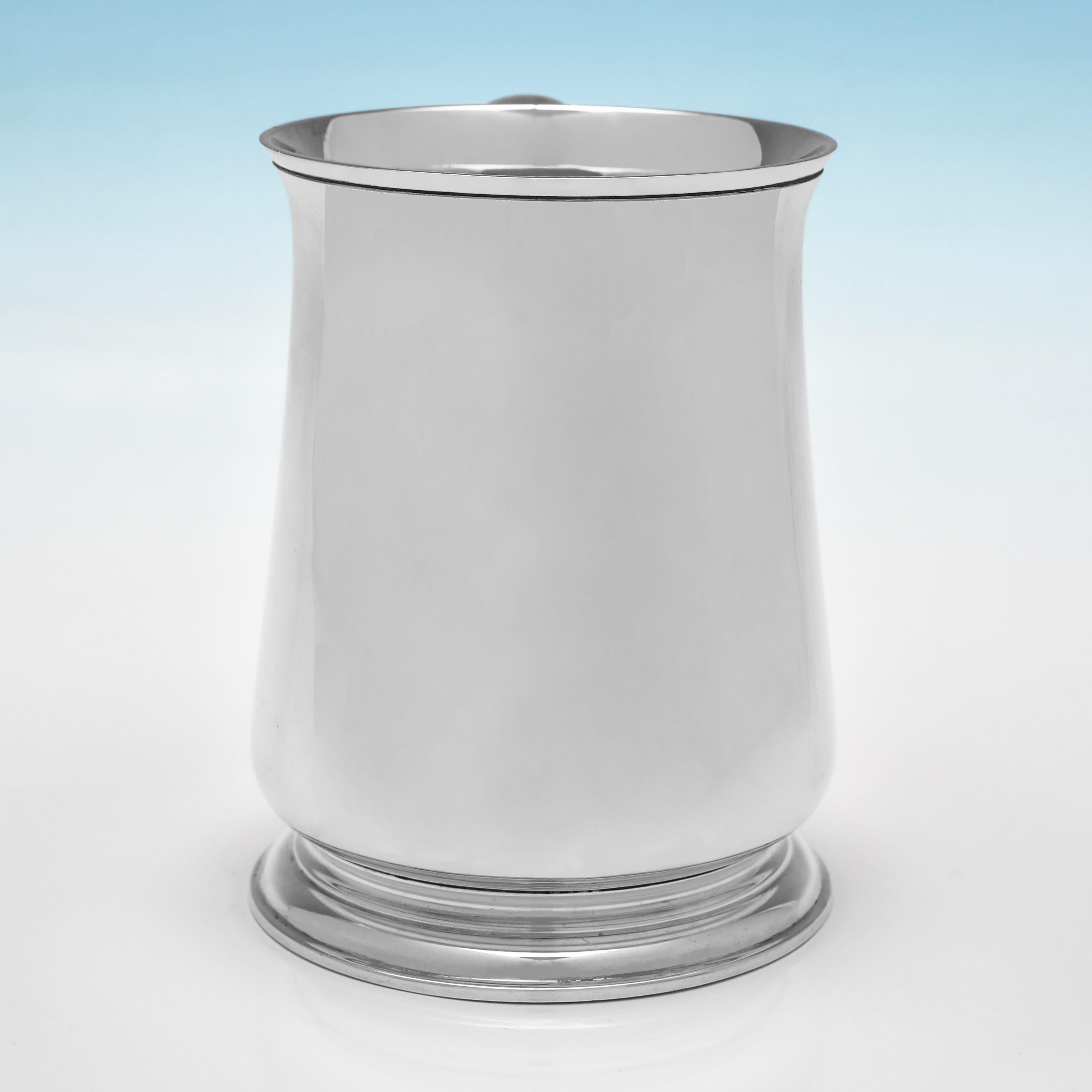 Dieser hübsche, 1932 in London von Goldsmiths & Silversmiths Co. gepunzte Becher aus Sterlingsilber aus der Zeit Georgs V. hat eine traditionelle Form, ein schlichtes Design und ist mit Schilfrohr verziert. Der Becher misst 12 cm (4,75