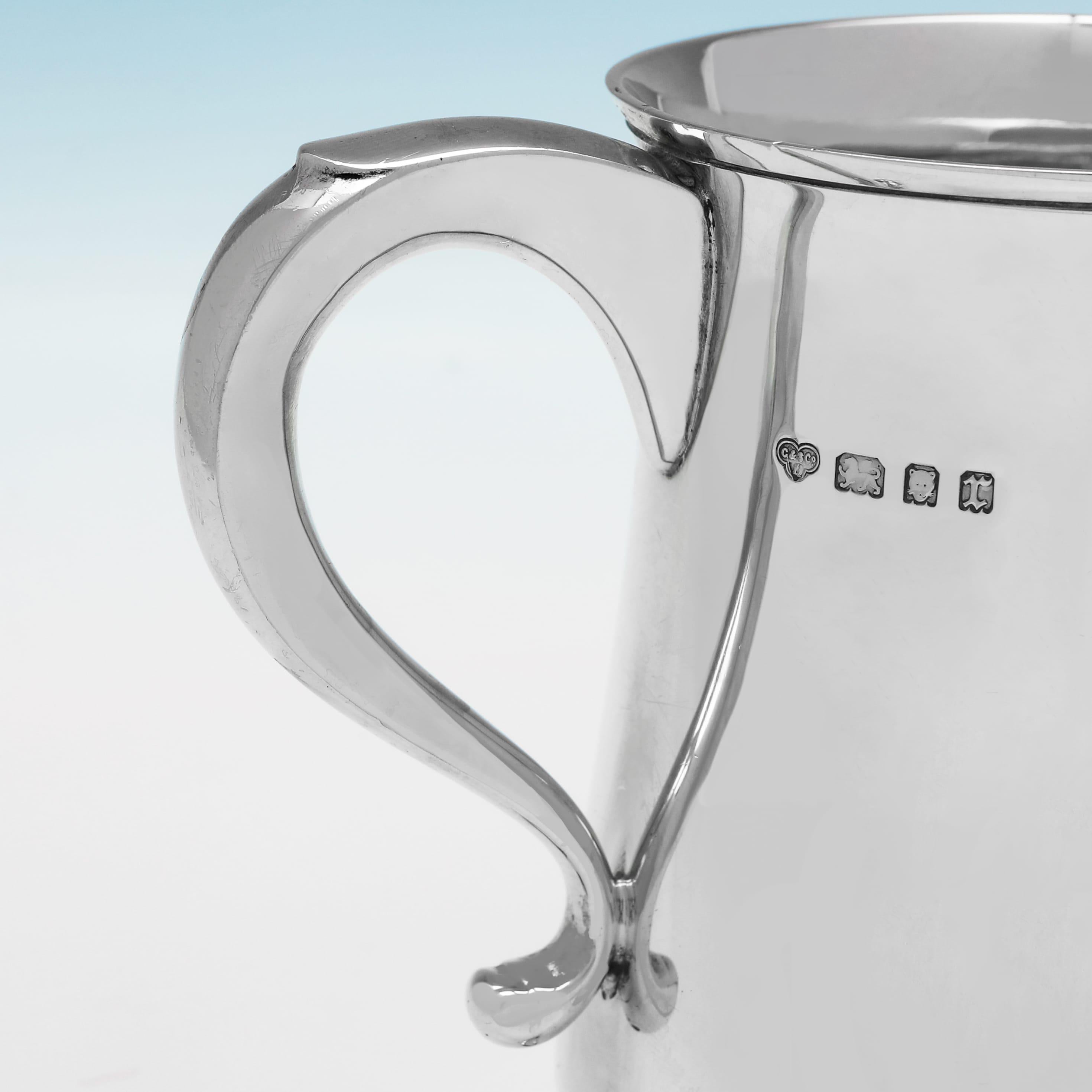 Schöner Krug oder Krüge aus Sterlingsilber, hergestellt 1932 in London (Englisch) im Angebot