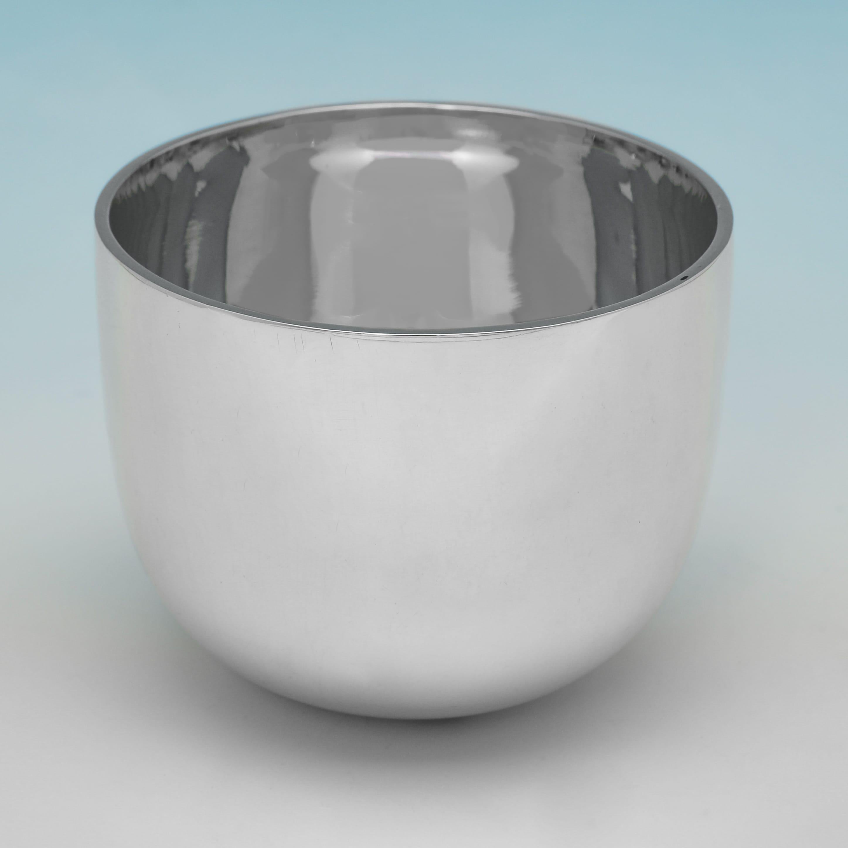 Marcado en Londres en 1968 por Richard Comyns, este hermoso vaso de plata de ley de la época de Isabel II tiene una forma tradicional. El vaso mide 5,5 cm de alto por 7,5 cm de diámetro y pesa 4,5 onzas troy.