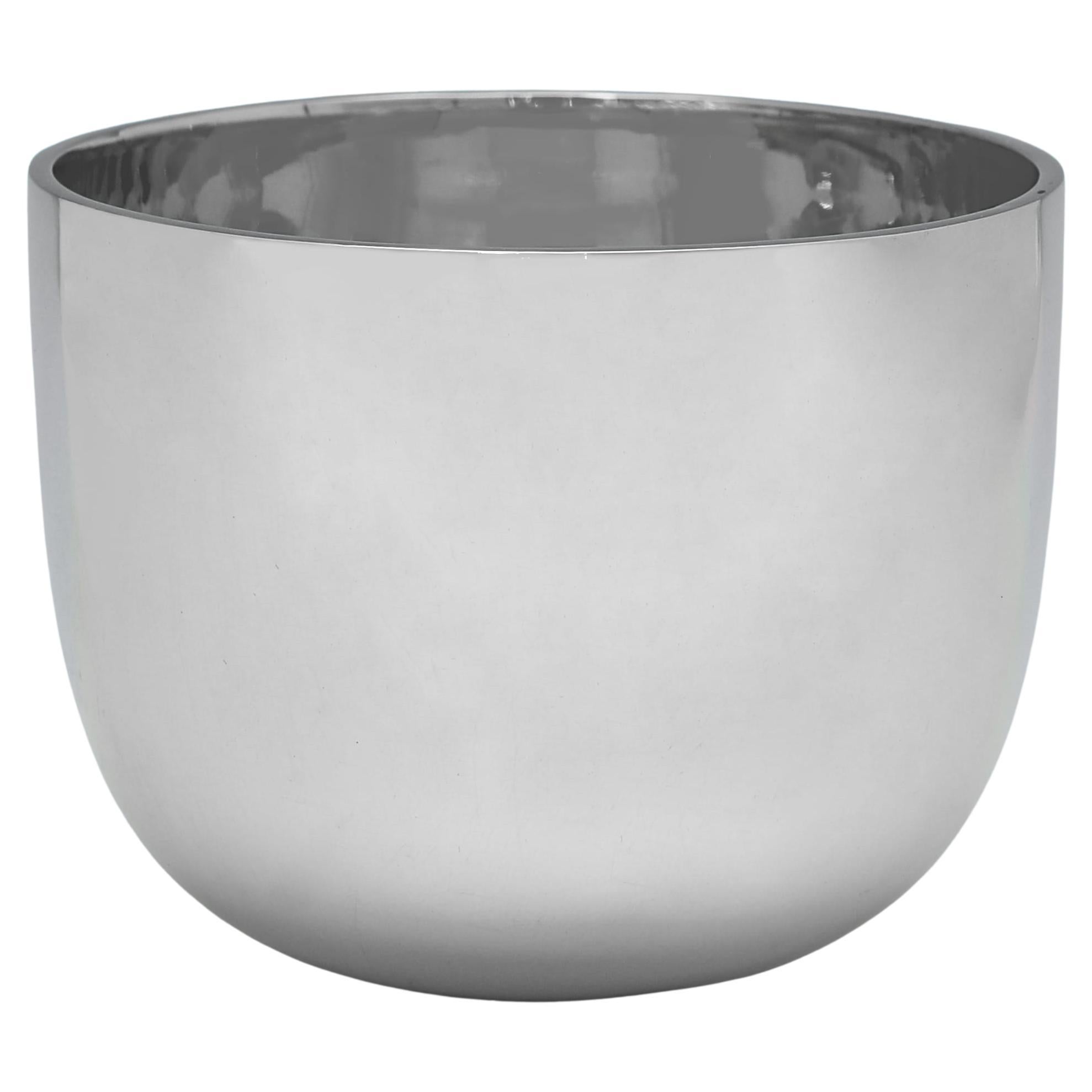 Atractivo vaso de plata de ley matasellado en Londres en 1968 en venta