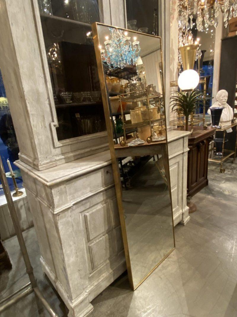 Magnifique miroir figure italien du milieu du siècle, complètement épuré et minimaliste, de forme rectangulaire et doté d'un charmant cadre en laiton mat. Notez le magnifique cadre en laiton profond.

Verre miroir original, et apparenté