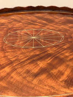 Preciosa bandeja de servir Theodore Alexander Flame de caoba con asa de cuerda