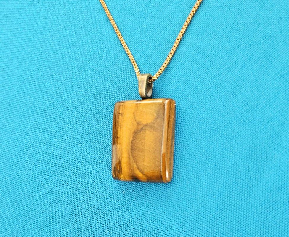 Mid-Century Modern Handsome Tiger's Eye Semiprecious Stone Pendant Necklace For Sale