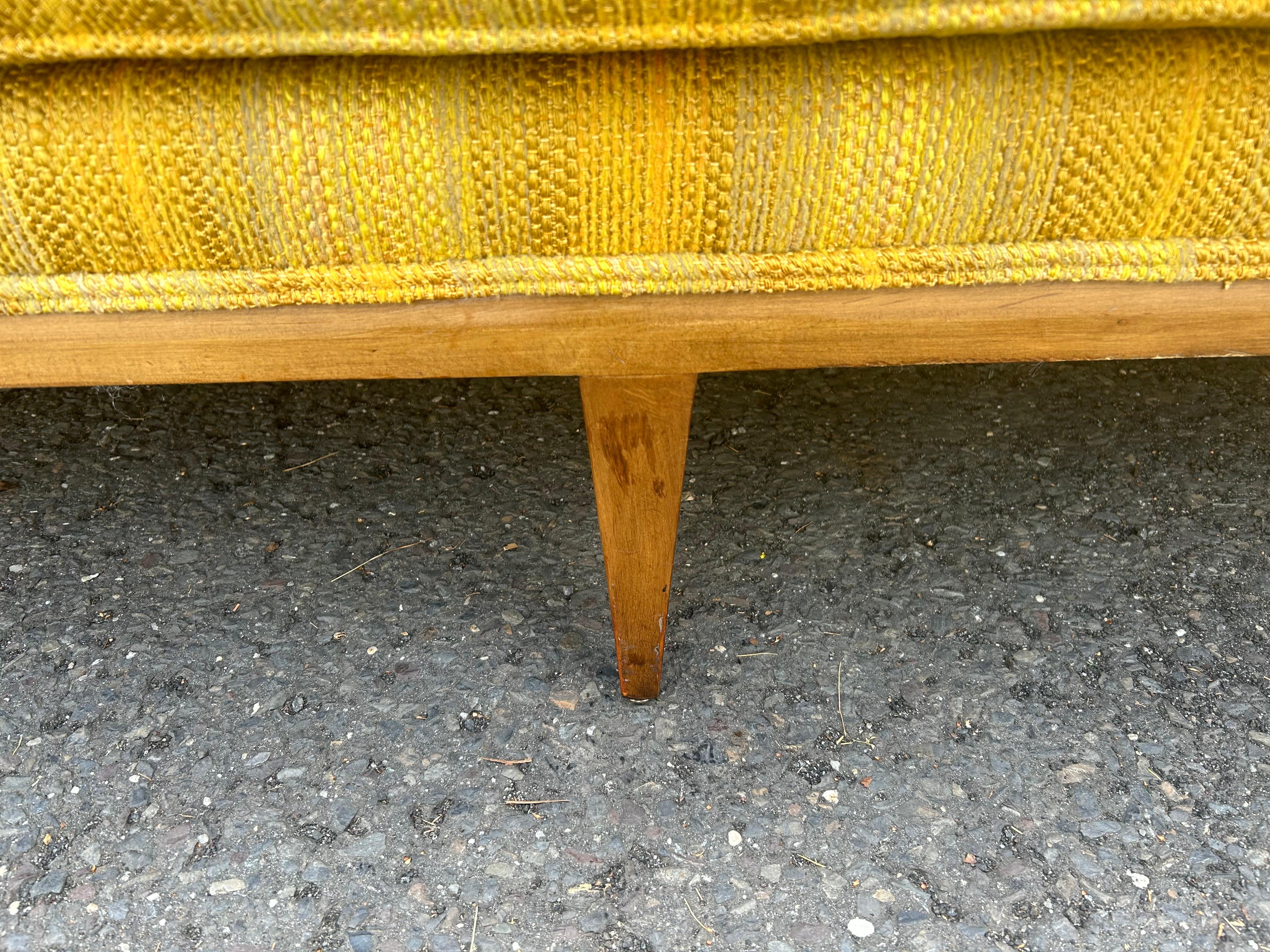 Bellissimo Divano X-Long in stile Tomlinson Divano in legno di pecan Divano moderno di metà secolo in vendita 5