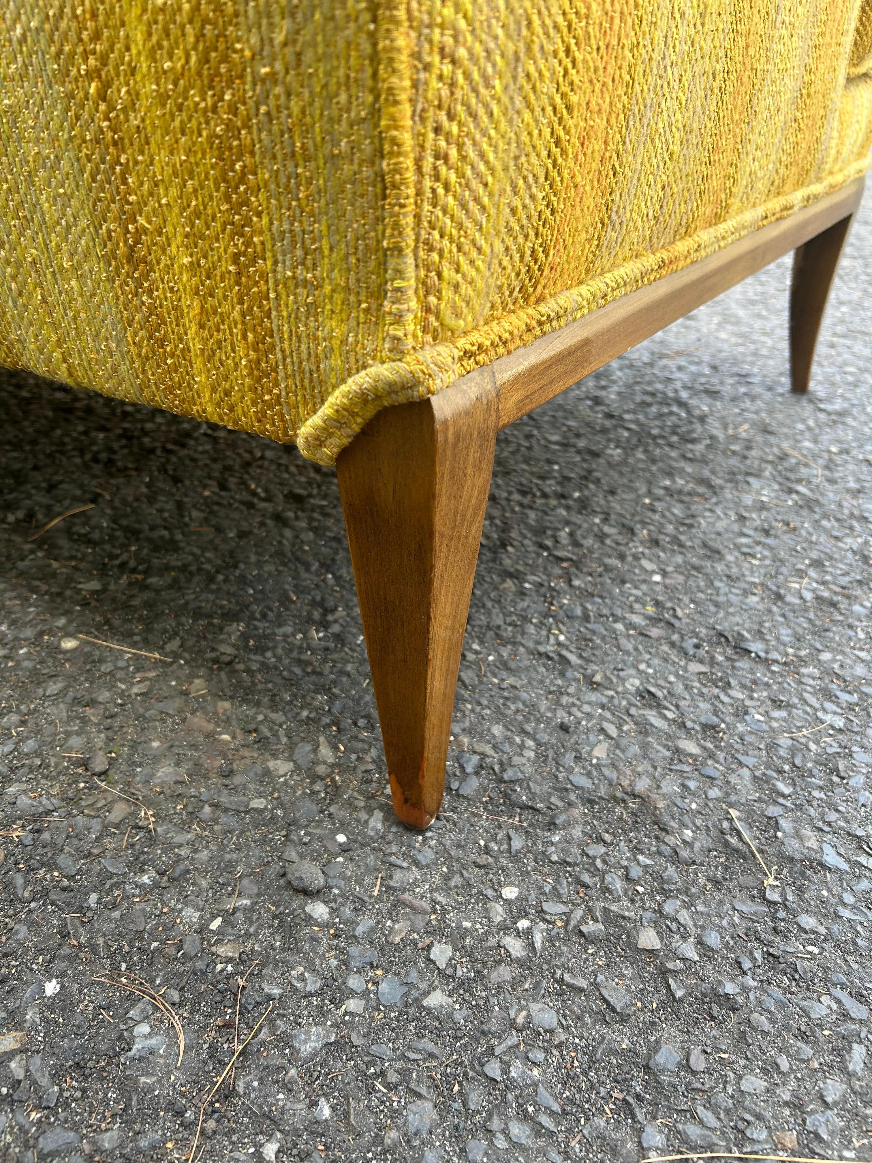Bellissimo Divano X-Long in stile Tomlinson Divano in legno di pecan Divano moderno di metà secolo in vendita 1