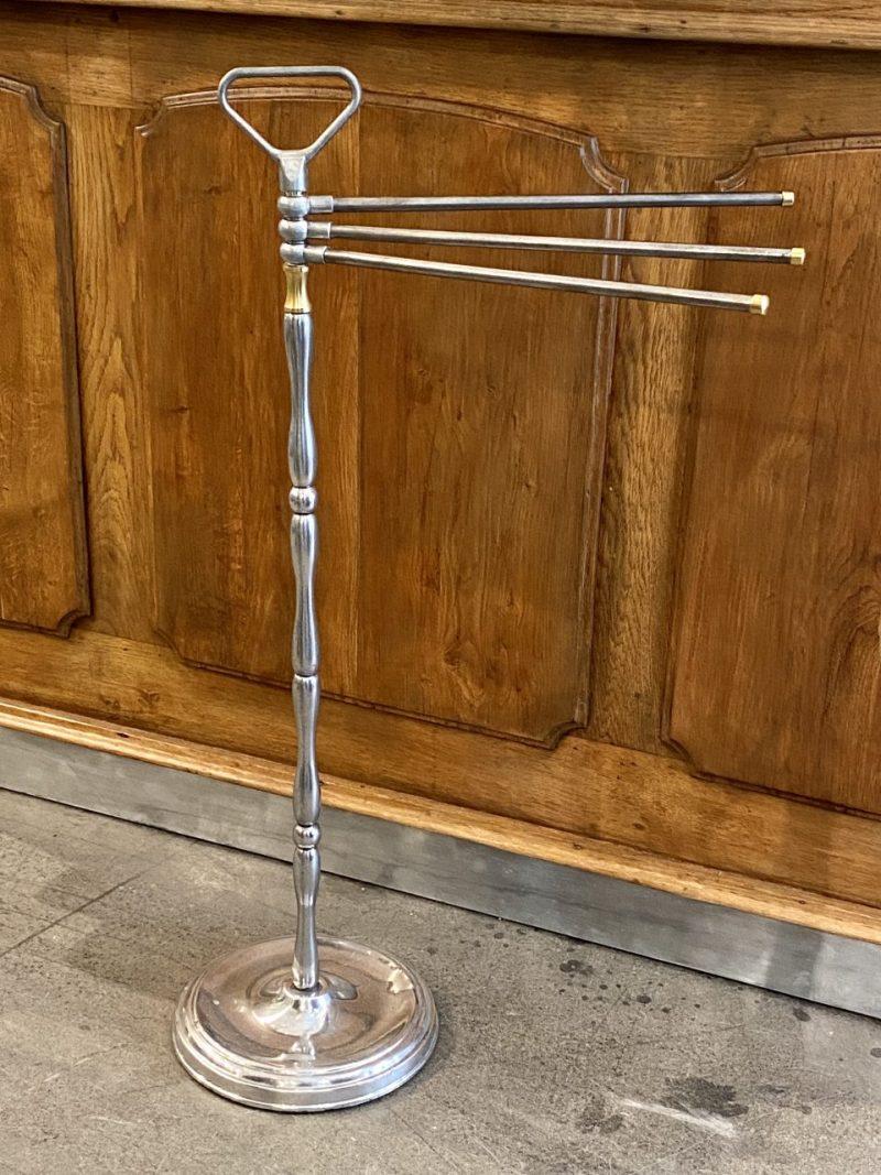 Seldom found and handsome towel rack / rail, formed in quality chrome plated iron and brass, from France of the 1930s.

This elegant 3-armed stand is not only practical, but stands out in any interior.

Beautiful craftsmanship that exudes quality