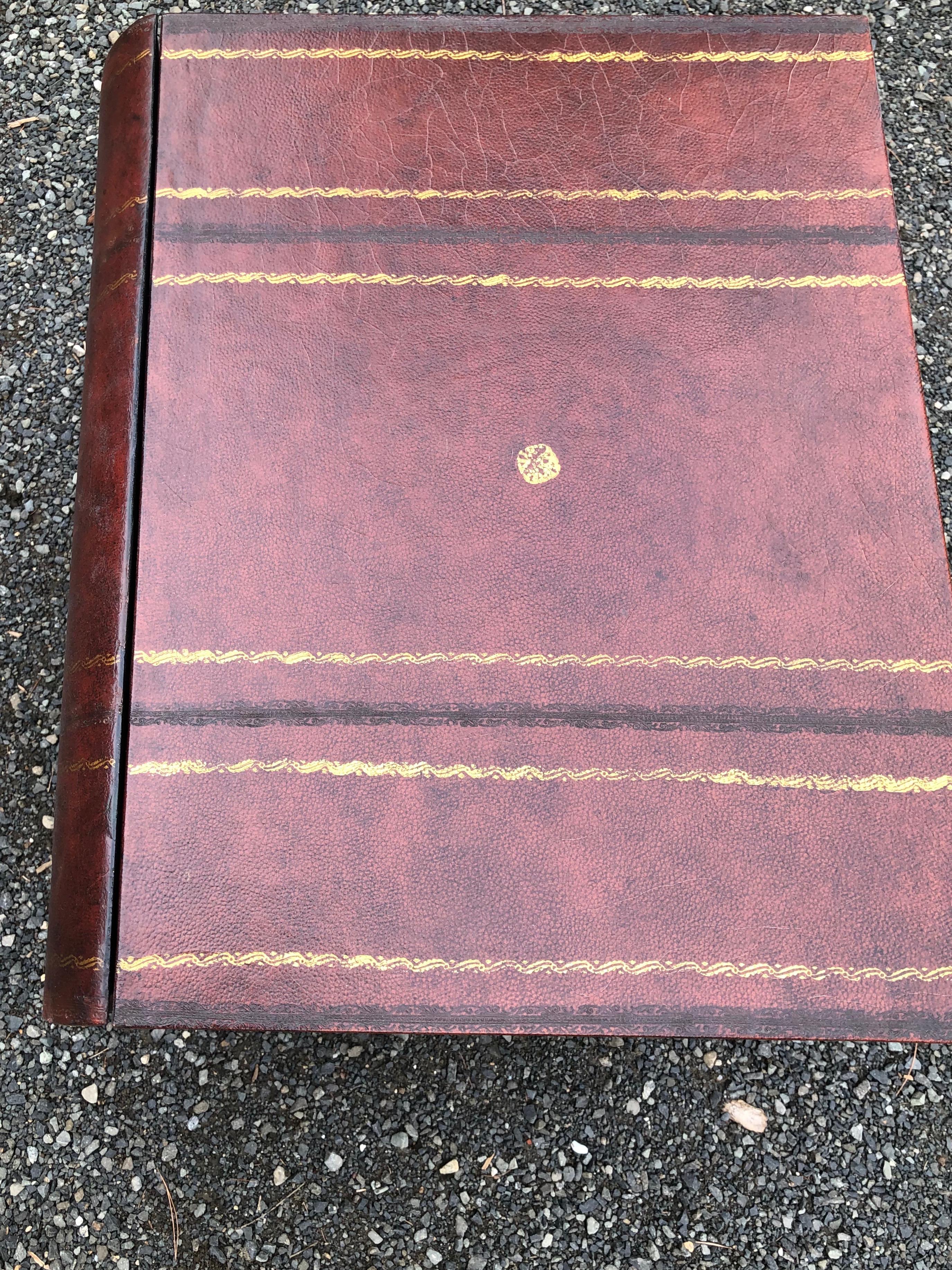 Magnifique table d'appoint en trompe-l'oeil avec pile de livres Bon état - En vente à Hopewell, NJ