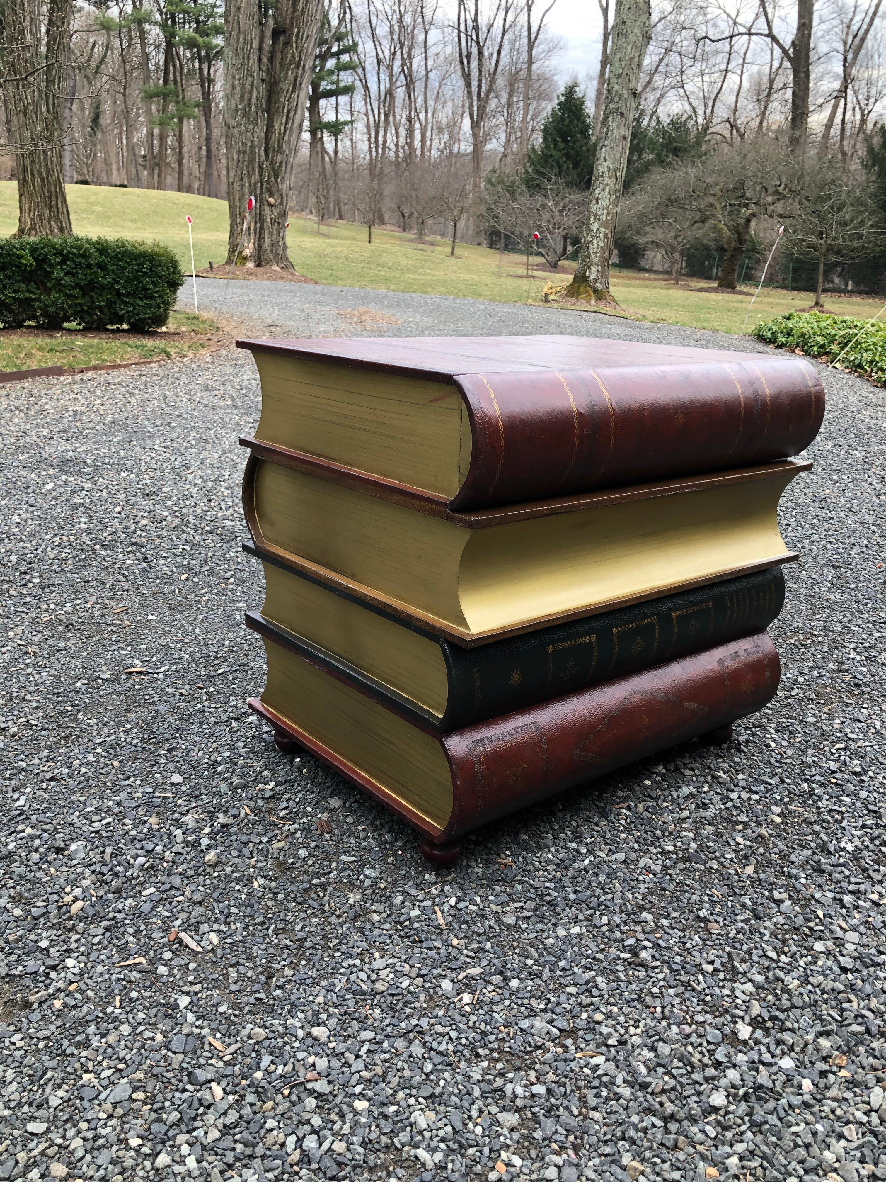 Fin du 20e siècle Magnifique table d'appoint en trompe-l'oeil avec pile de livres en vente