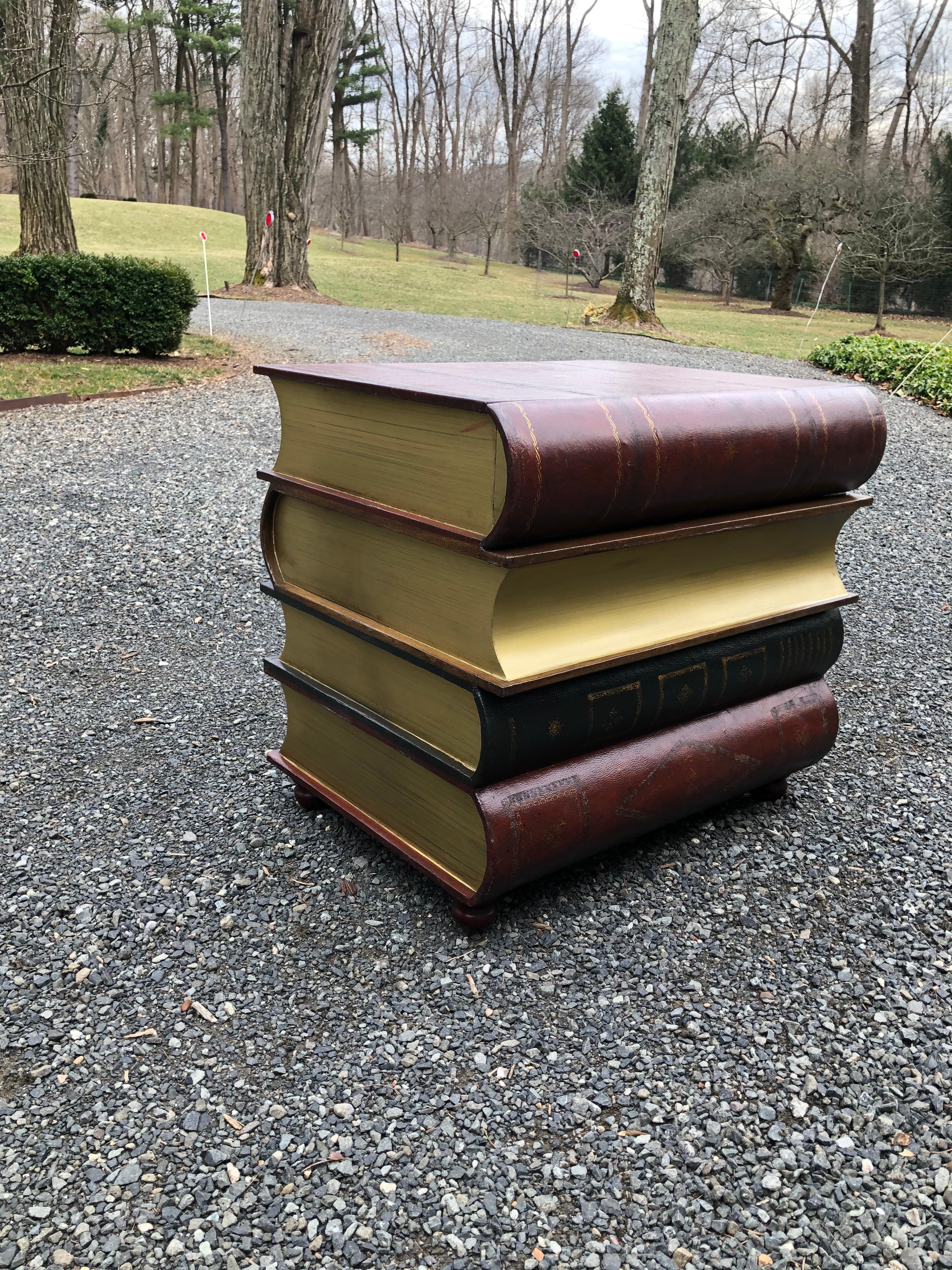 Cuir Magnifique table d'appoint en trompe-l'oeil avec pile de livres en vente