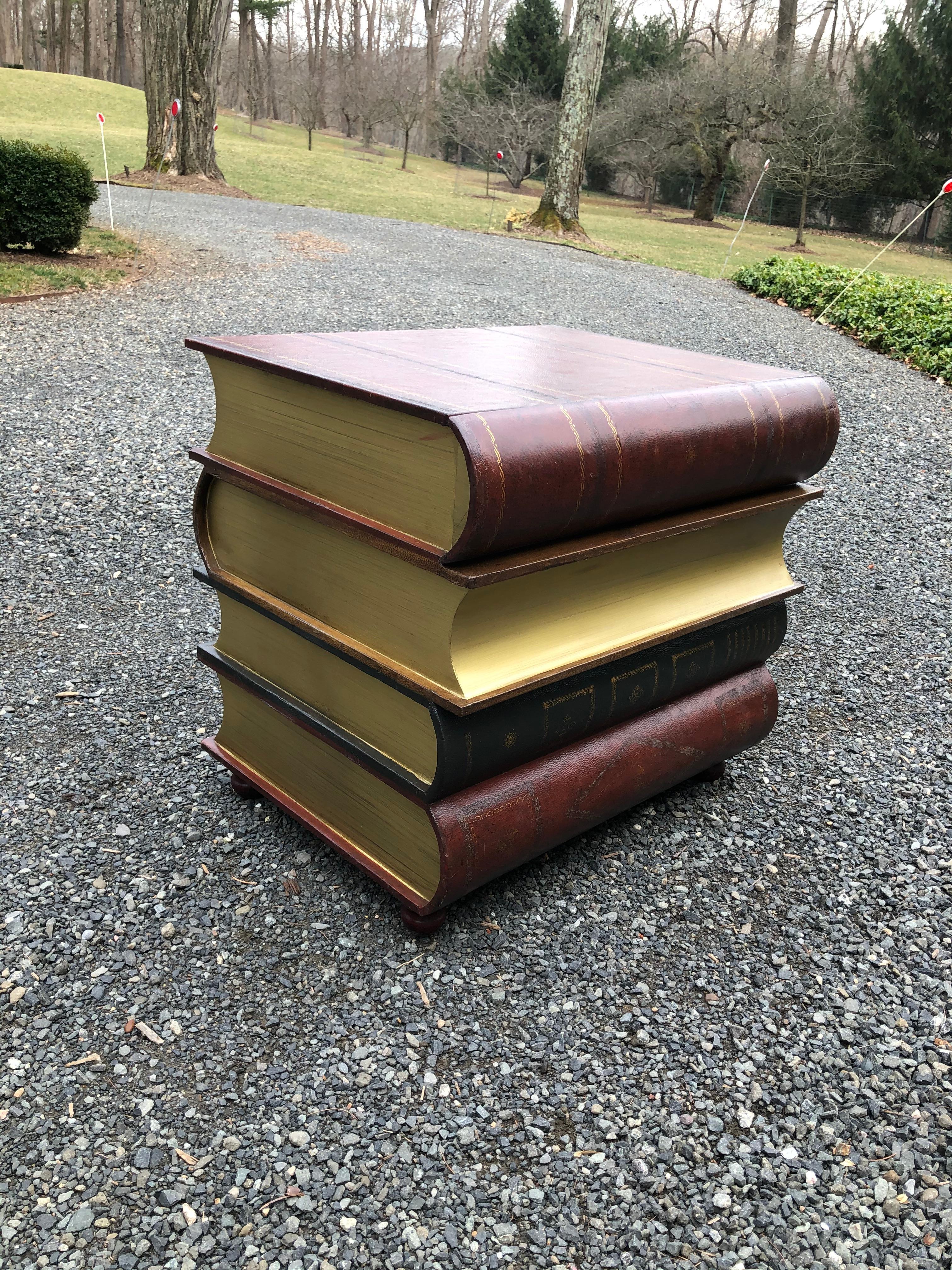 Magnifique table d'appoint en trompe-l'oeil avec pile de livres en vente 1