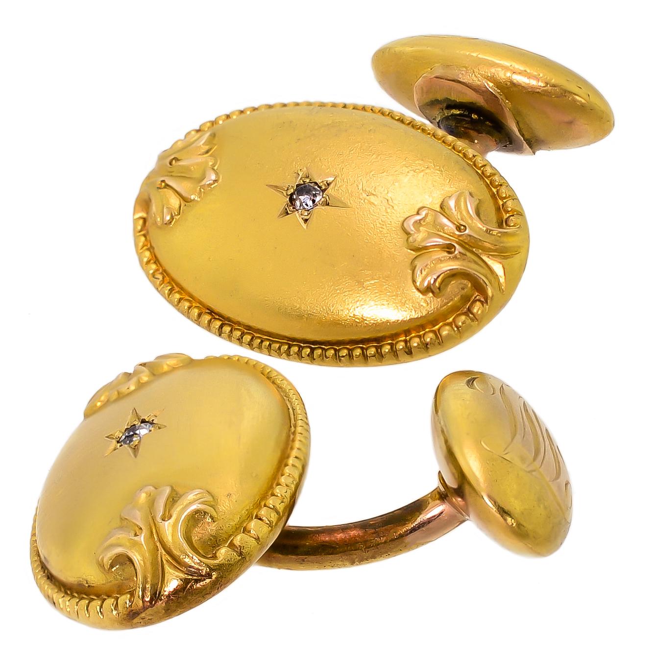 Questi squisiti gemelli ovali vittoriani in oro giallo 18 carati e diamanti sono belli e su misura e mostrano eleganza, stile e sicurezza con il loro design semplice. La parte frontale ovale è decorata con un bordo increspato che sfocia in un