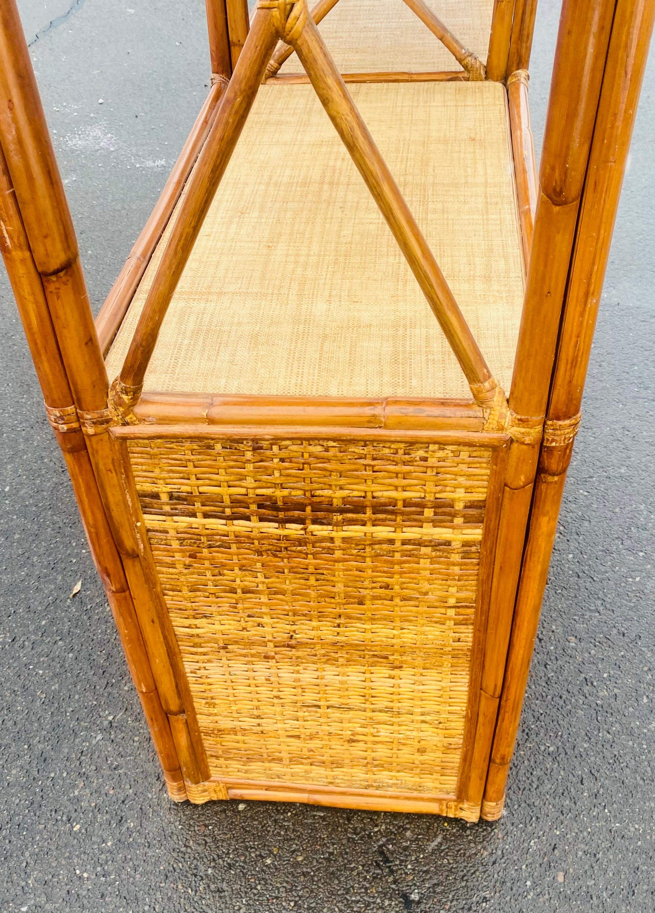 Bonita estantería-librería vintage costera de bambú y ratán Desconocido en venta