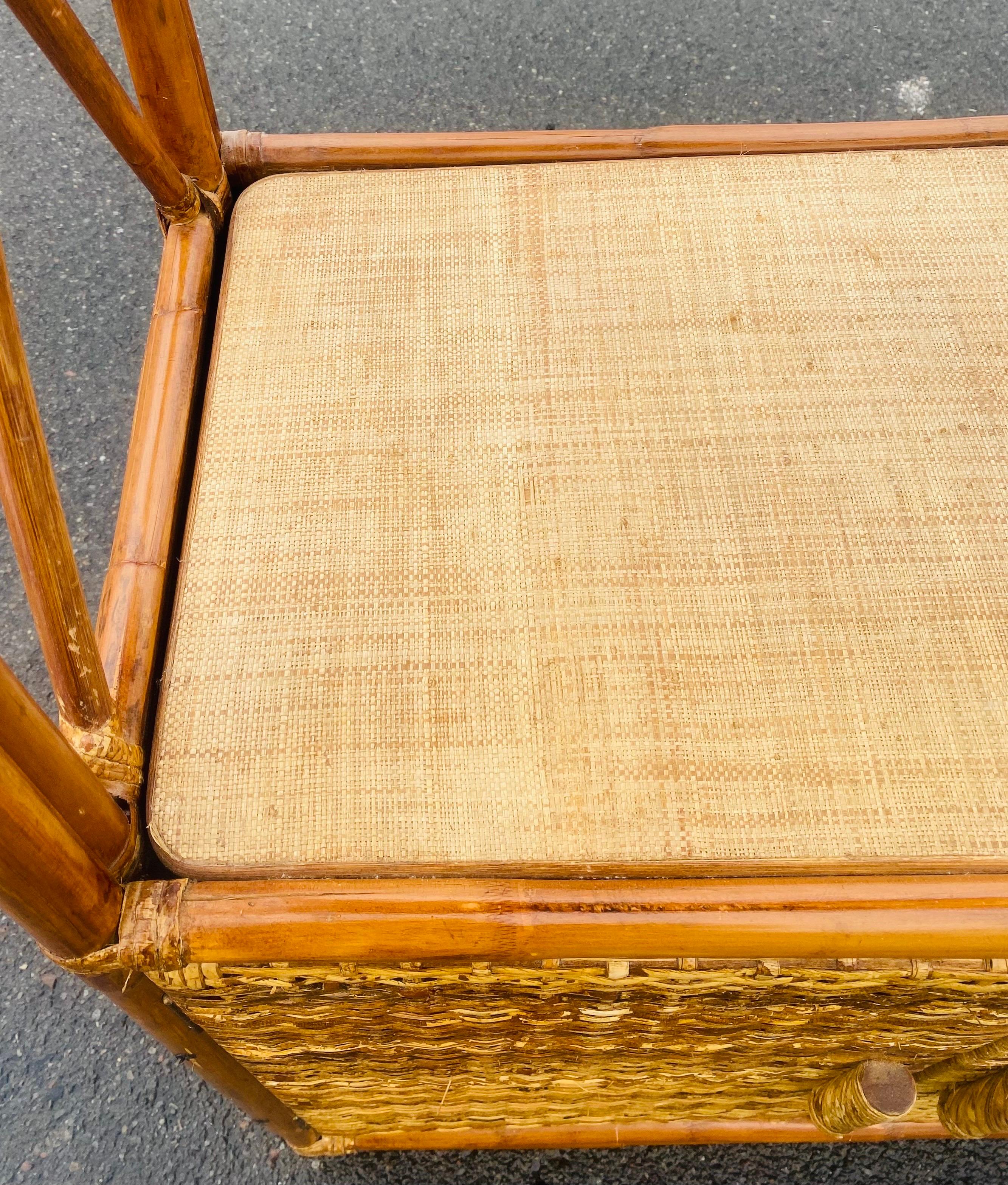 Bonita estantería-librería vintage costera de bambú y ratán Hecho a mano en venta
