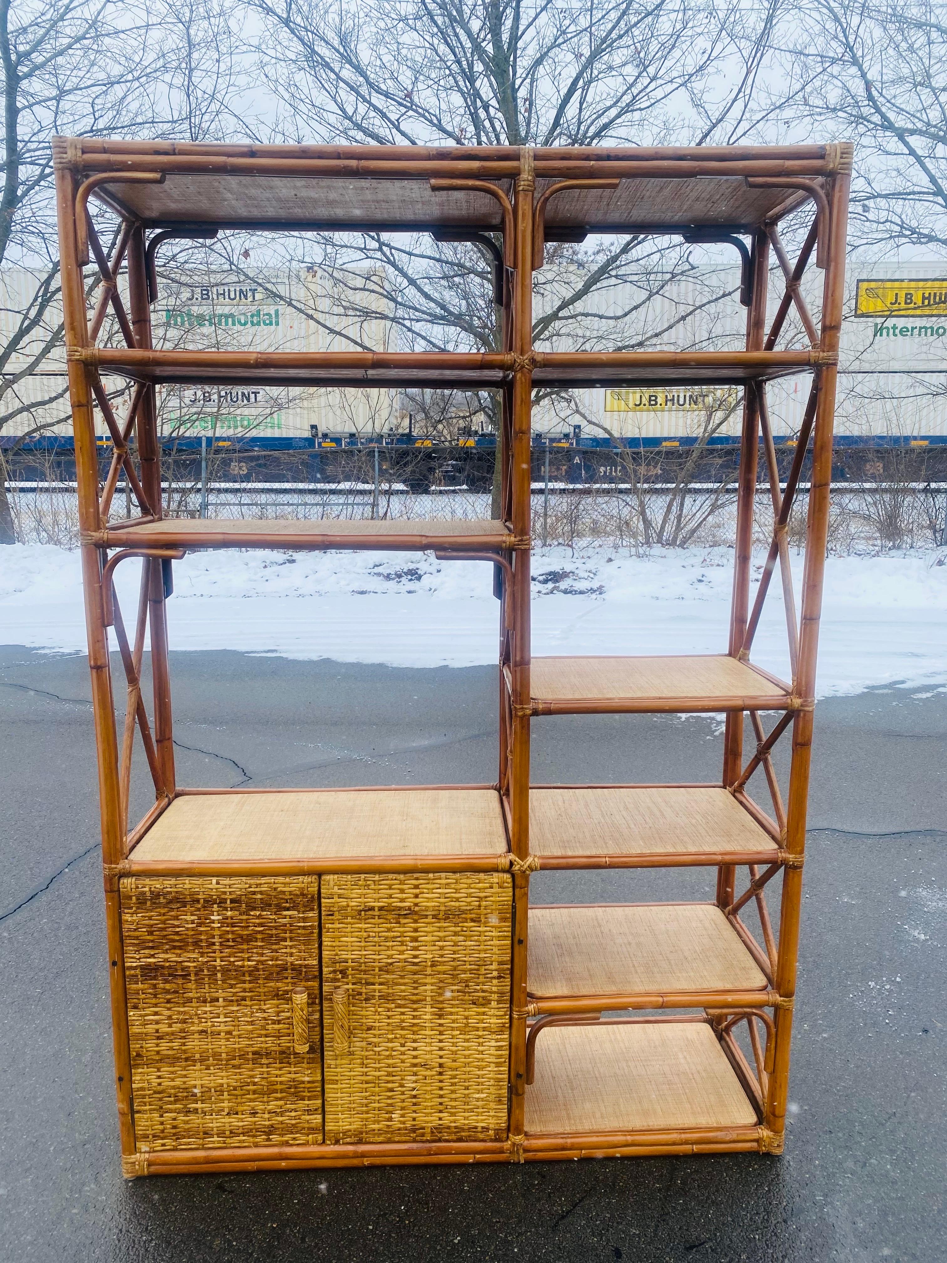 Bonita estantería-librería vintage costera de bambú y ratán en Bueno estado para la venta en Allentown, PA