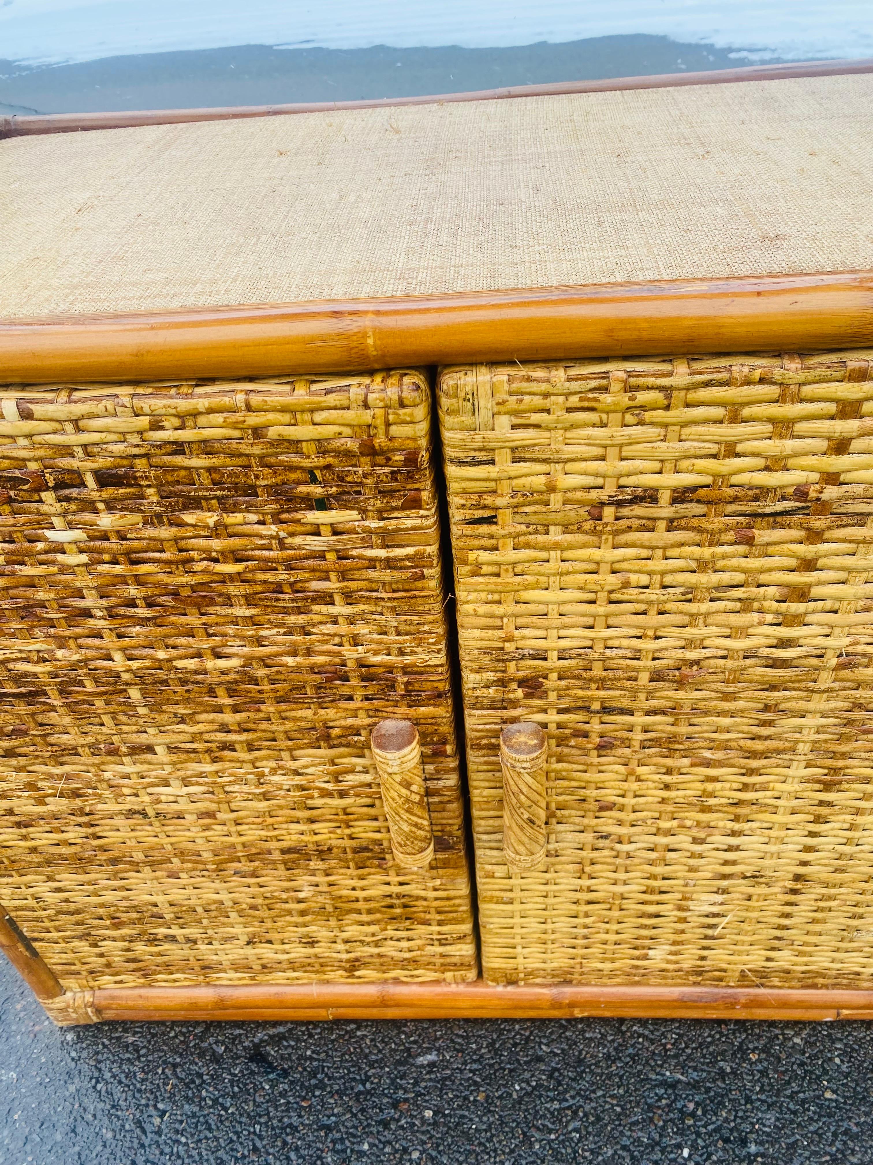Bonita estantería-librería vintage costera de bambú y ratán Bambú en venta