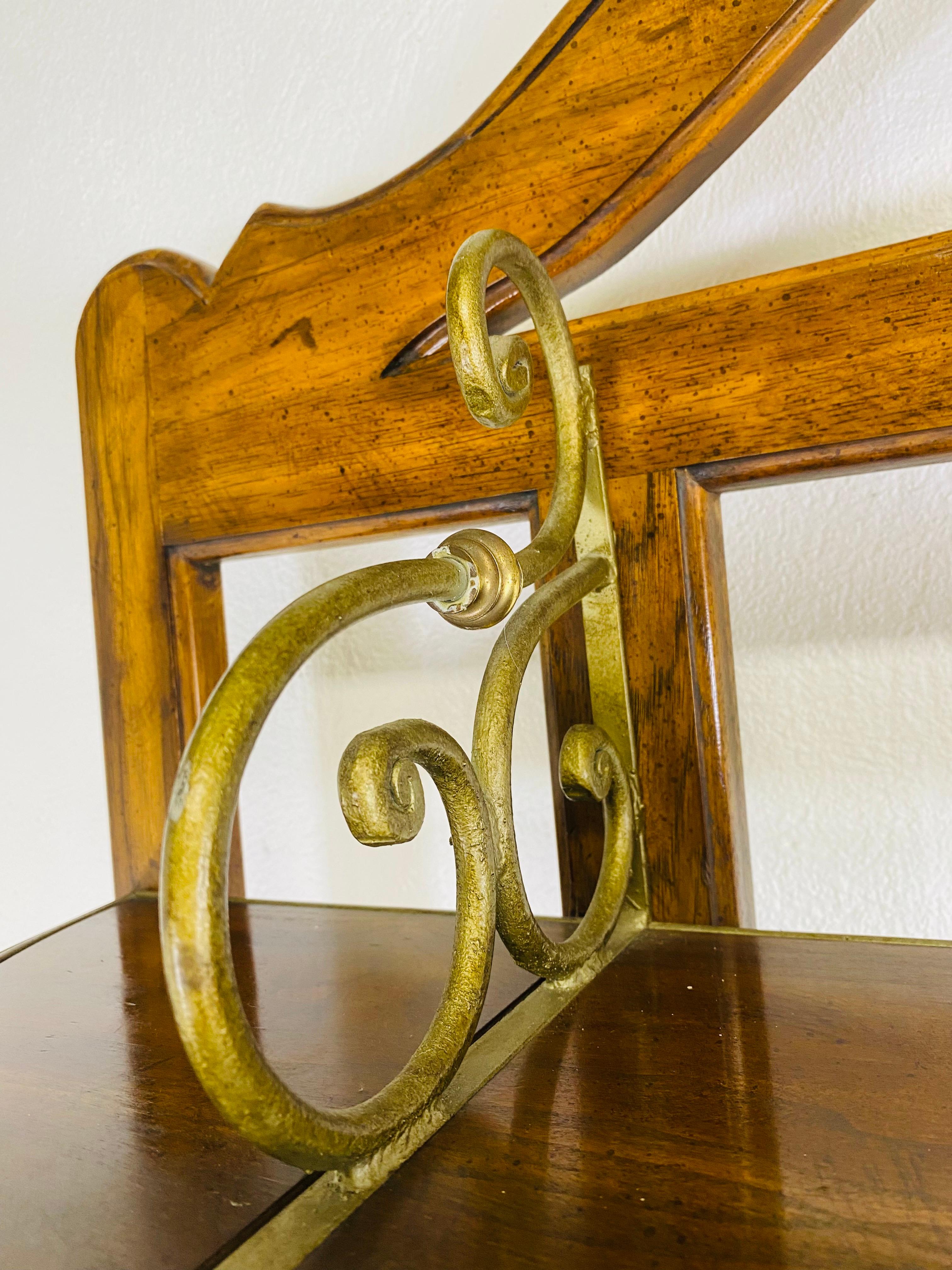 Handsome vintage Drexel Heritage brass in Walnut bakers rack In Good Condition For Sale In Allentown, PA