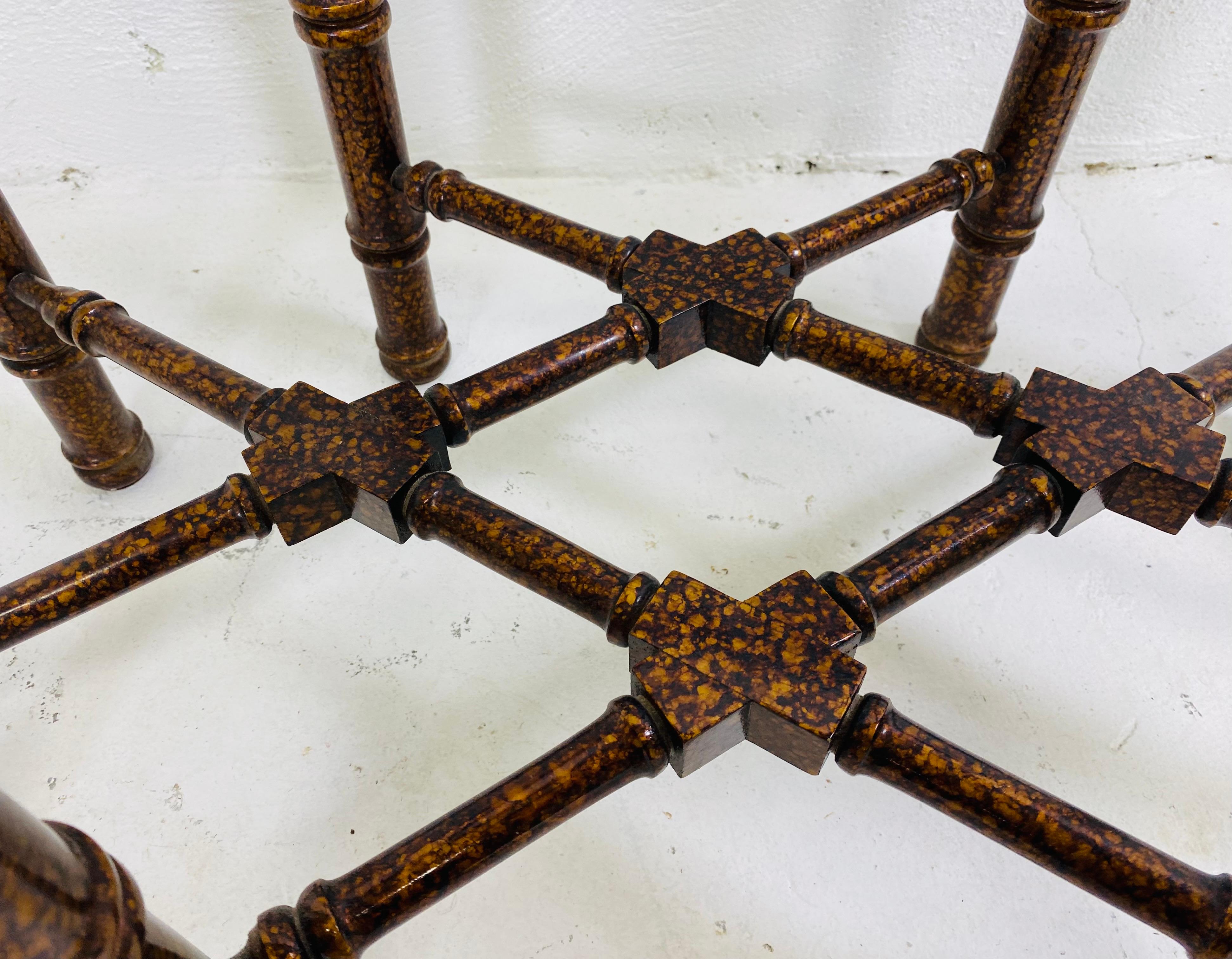 Il s'agit d'une table d'appoint vintage de style Regency en fausse écaille de tortue. La table d'appoint est dotée d'un cadre en faux bambou et d'une surface peinte en écaille de tortue. Le plateau de la table est en verre avec des galeries en