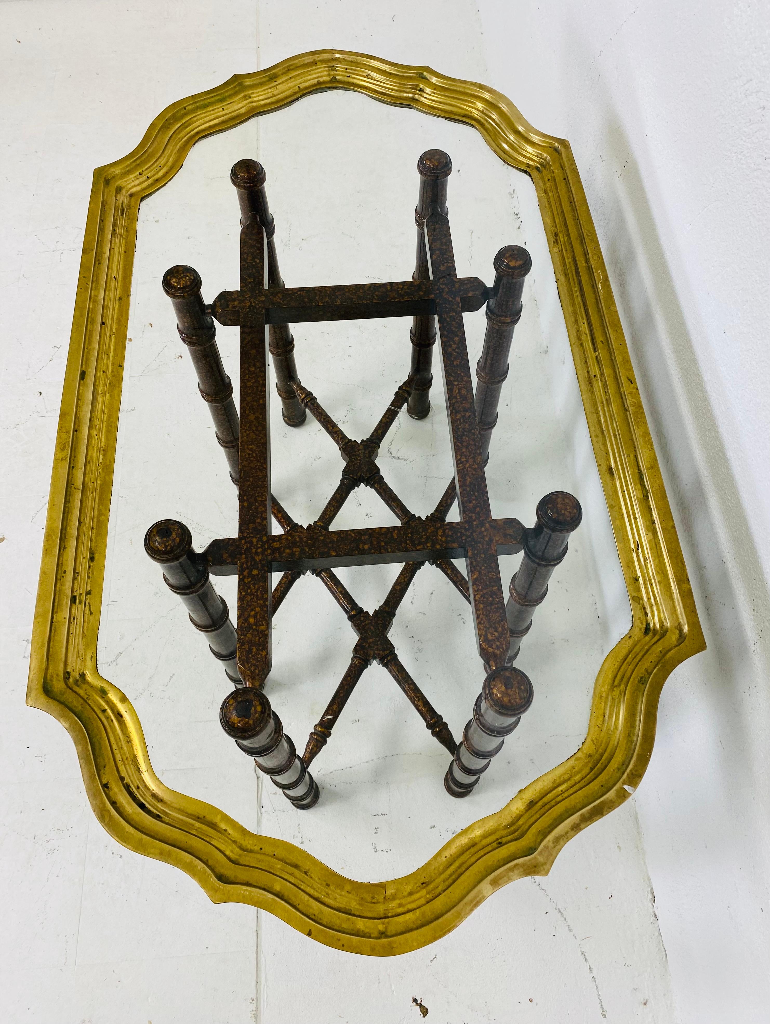 Superbe table d'appoint classique vintage en fausse écaille de tortue Bon état - En vente à Allentown, PA