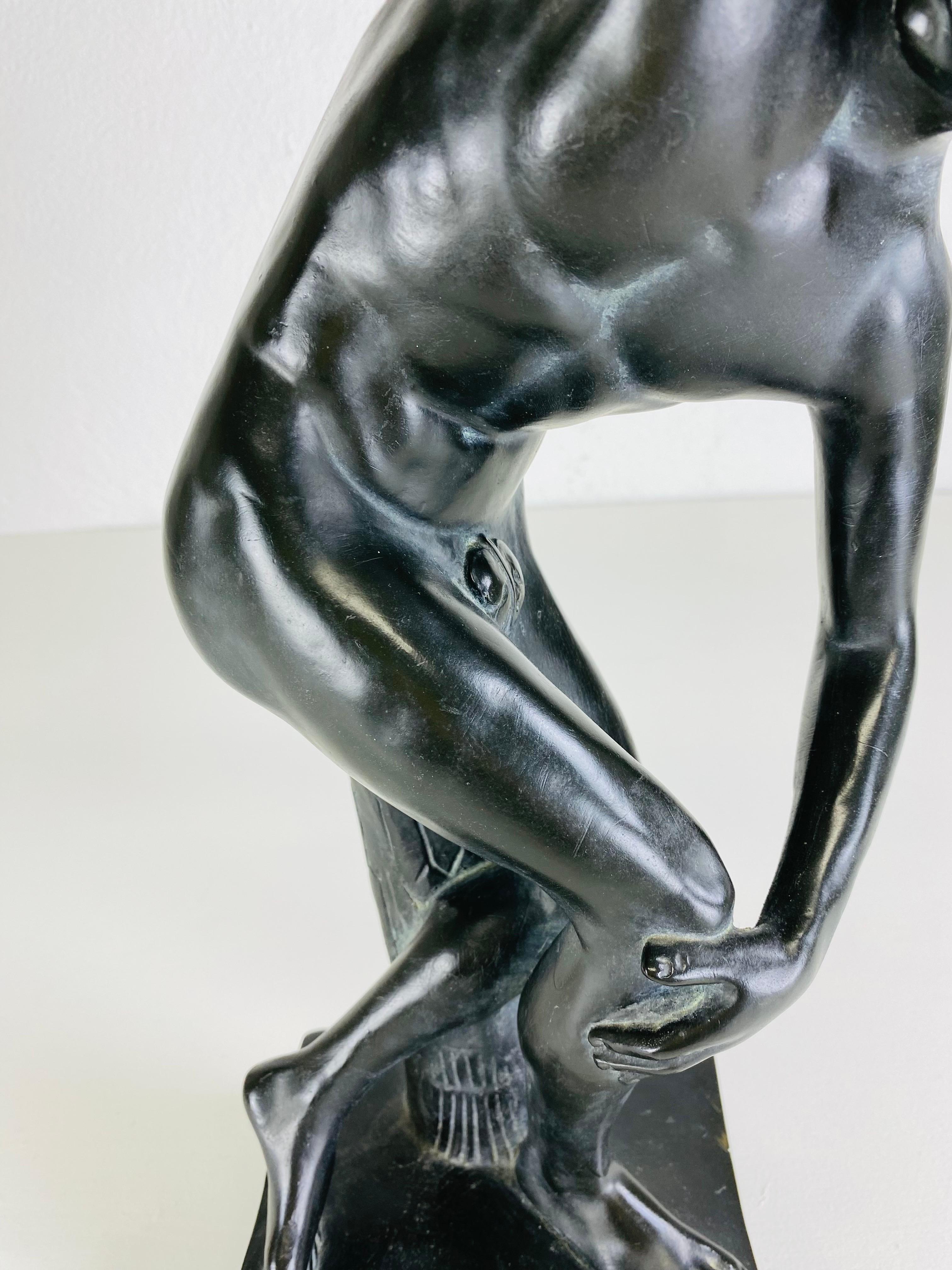 Preciosa escultura figurativa masculina grecorromana de época en Bueno estado para la venta en Allentown, PA