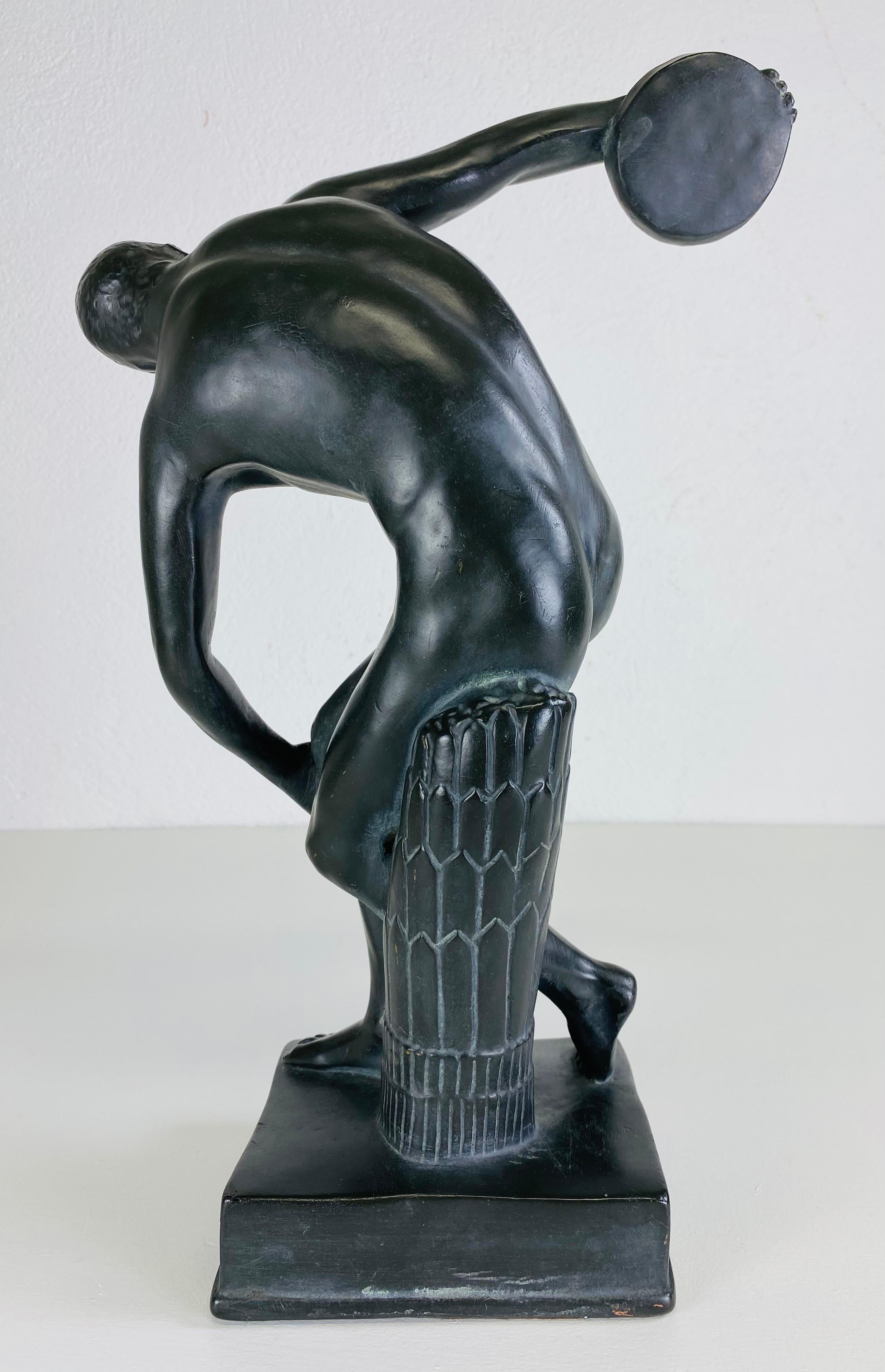 Preciosa escultura figurativa masculina grecorromana de época Yeso en venta