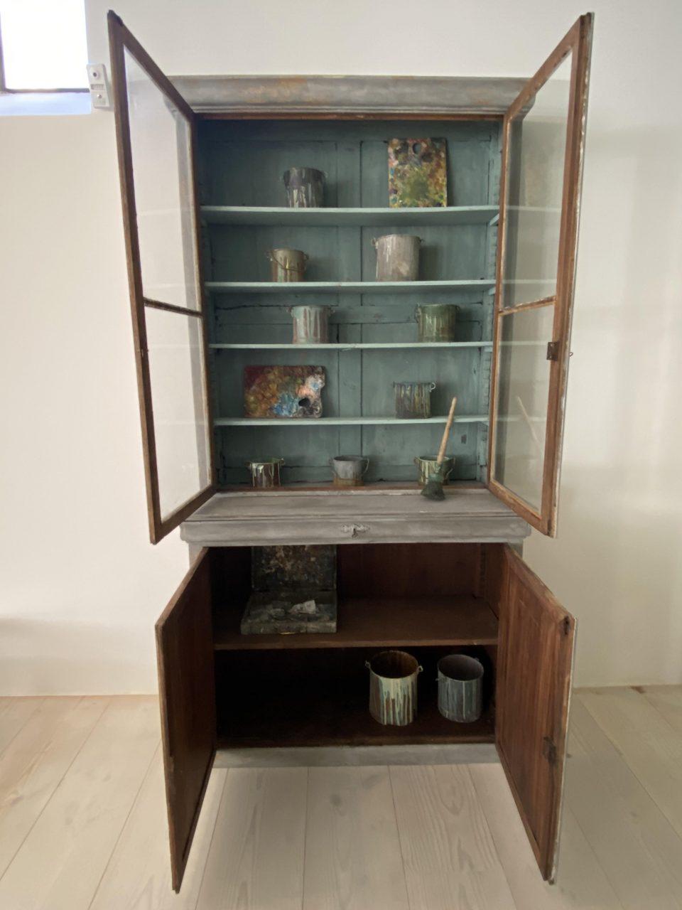 Handsome Vintage Grey and Blue French Display Cabinet For Sale 4