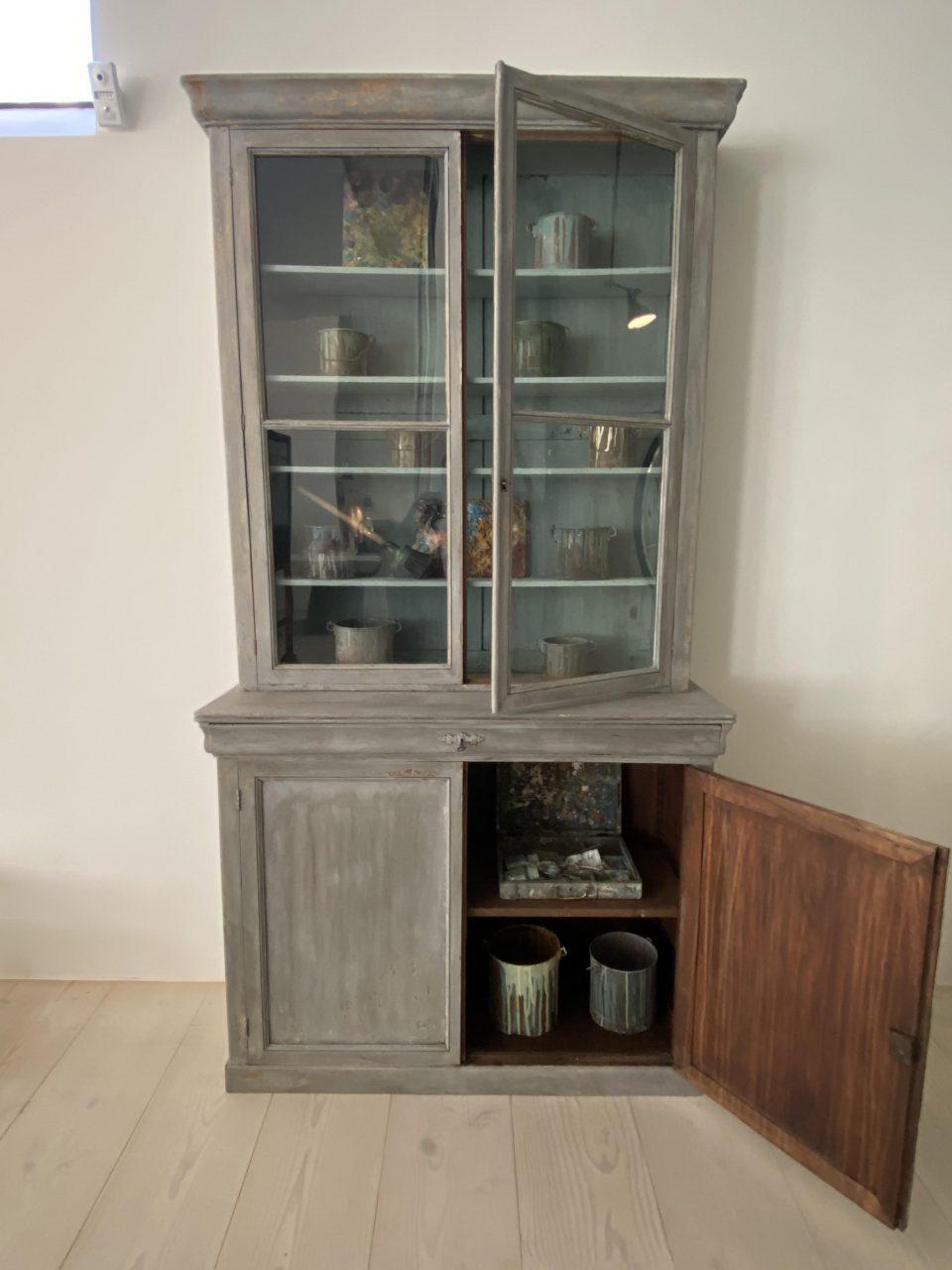Handsome Vintage Grey and Blue French Display Cabinet For Sale 5