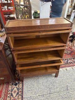 Bonito armario librería vintage de cristal y latón de roble