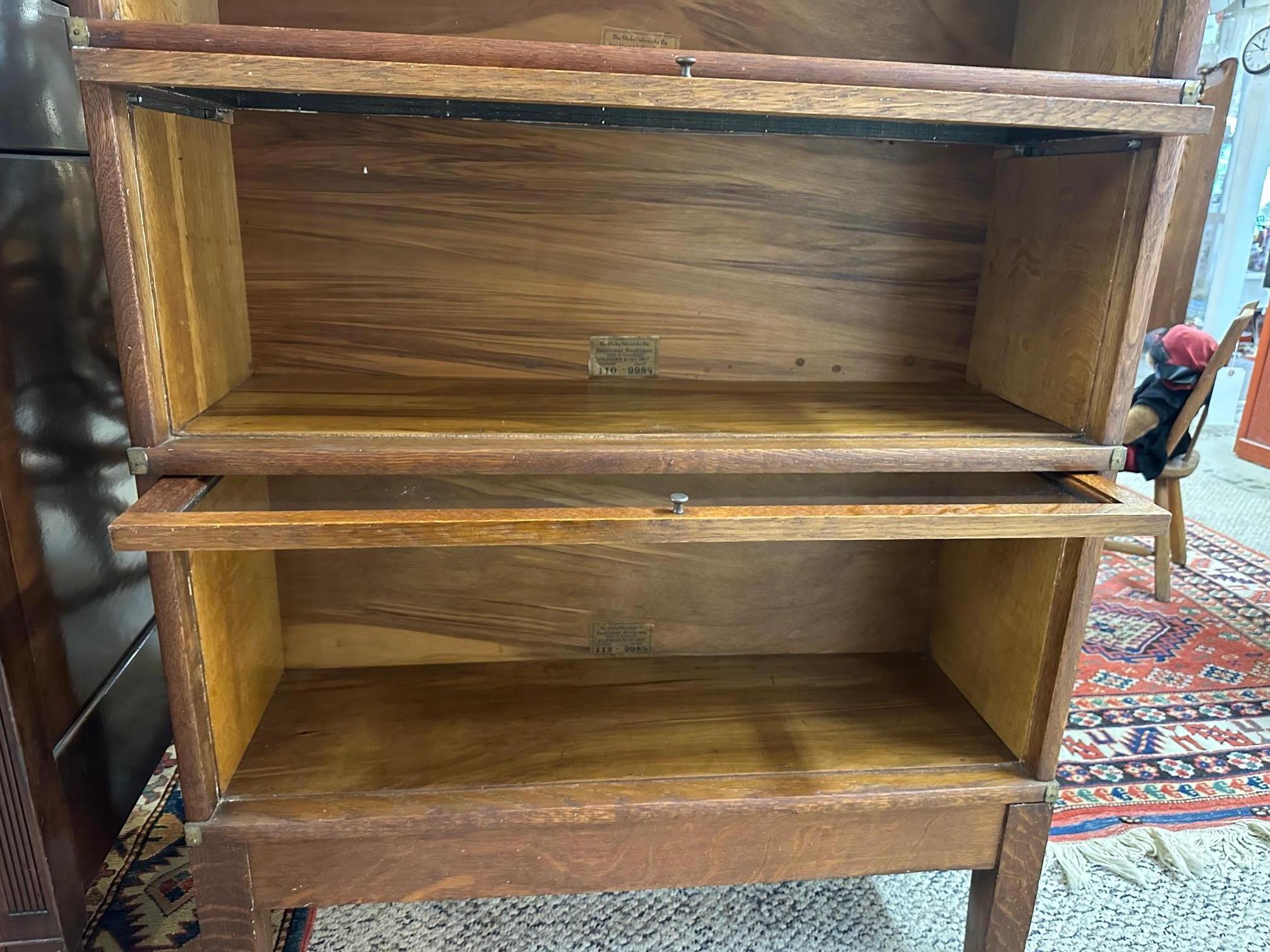 Splendido mobile libreria in vetro e ottone di Oak Oak vintage In condizioni buone in vendita a Hopewell, NJ