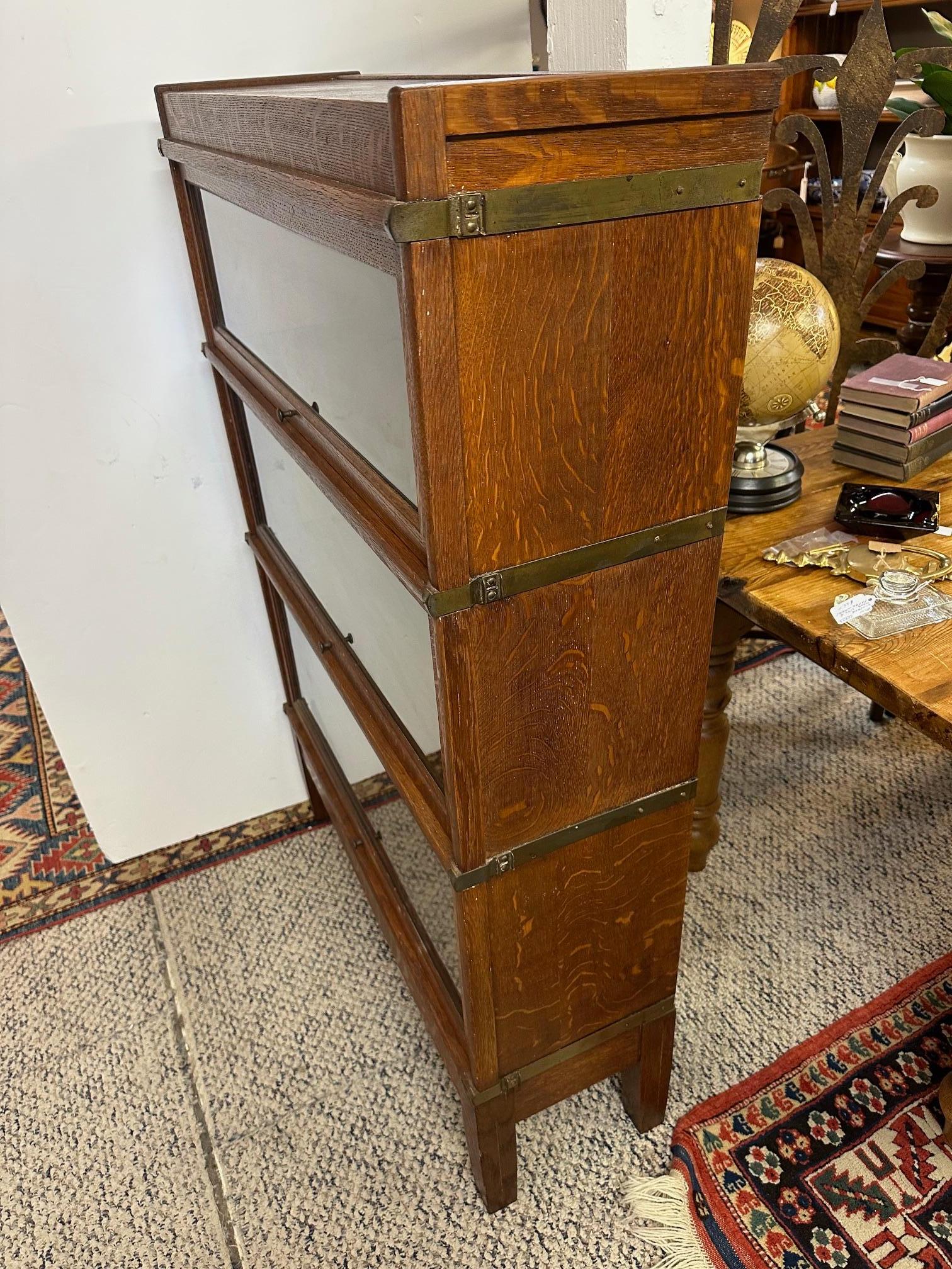 Splendido mobile libreria in vetro e ottone di Oak Oak vintage in vendita 1