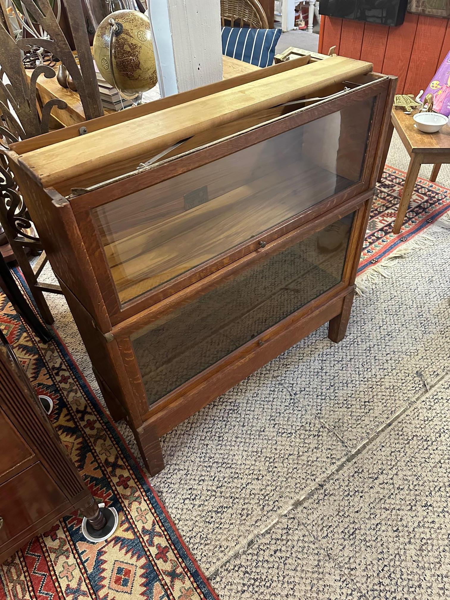 Splendido mobile libreria in vetro e ottone di Oak Oak vintage in vendita 2