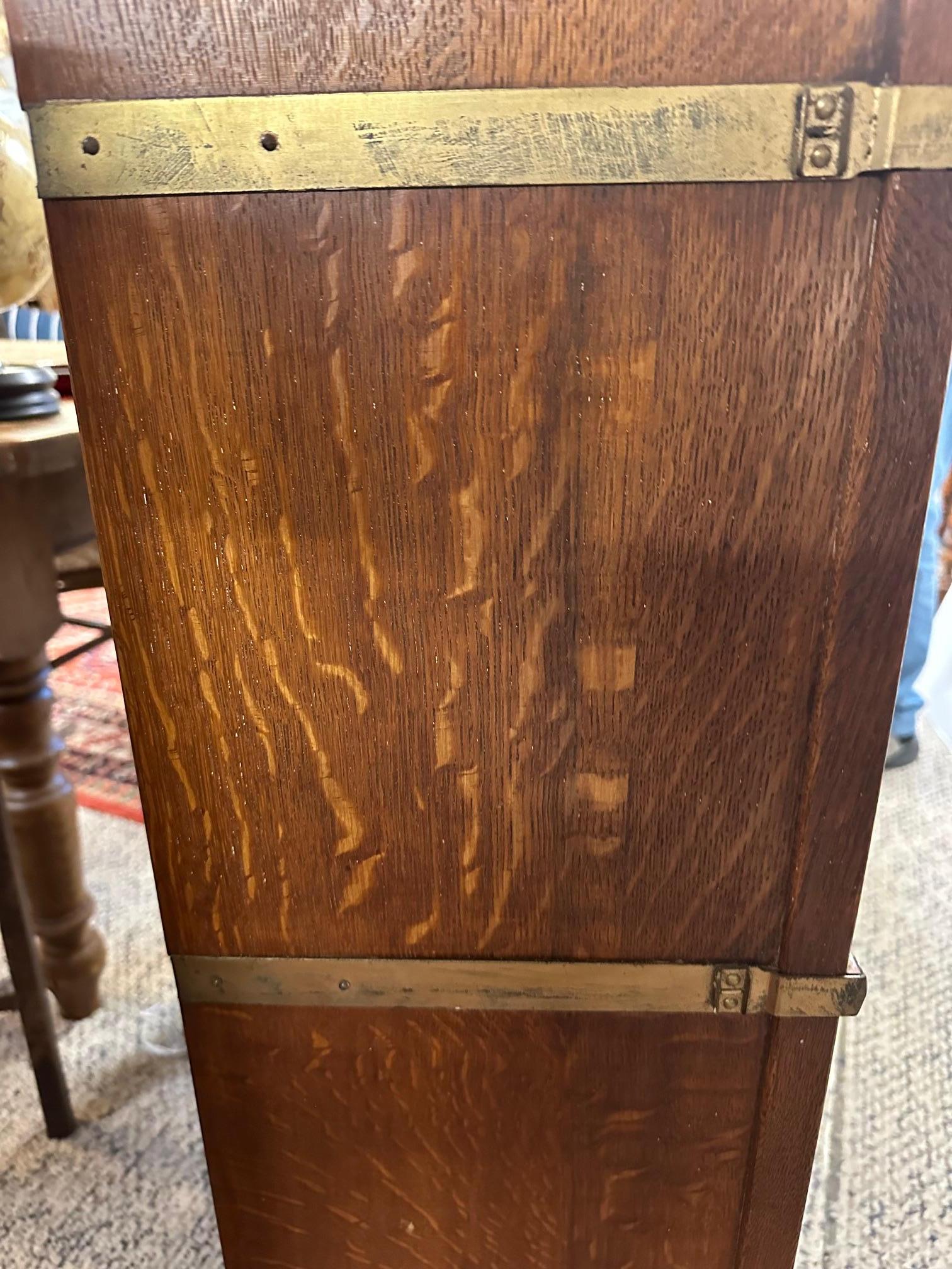 Splendido mobile libreria in vetro e ottone di Oak Oak vintage in vendita 3
