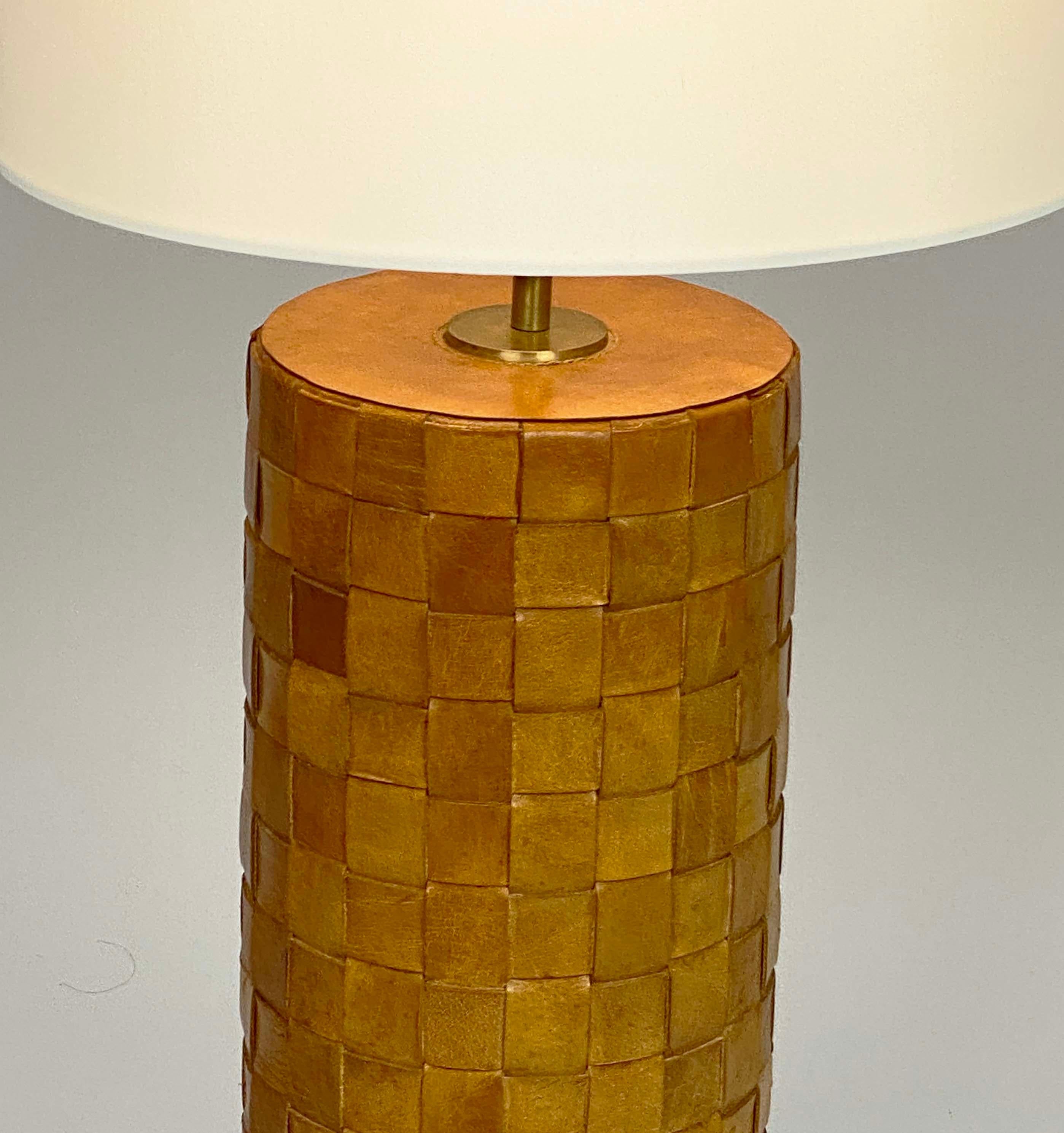 Preciosa lámpara de mesa vintage de cuero tejido Estadounidense en venta