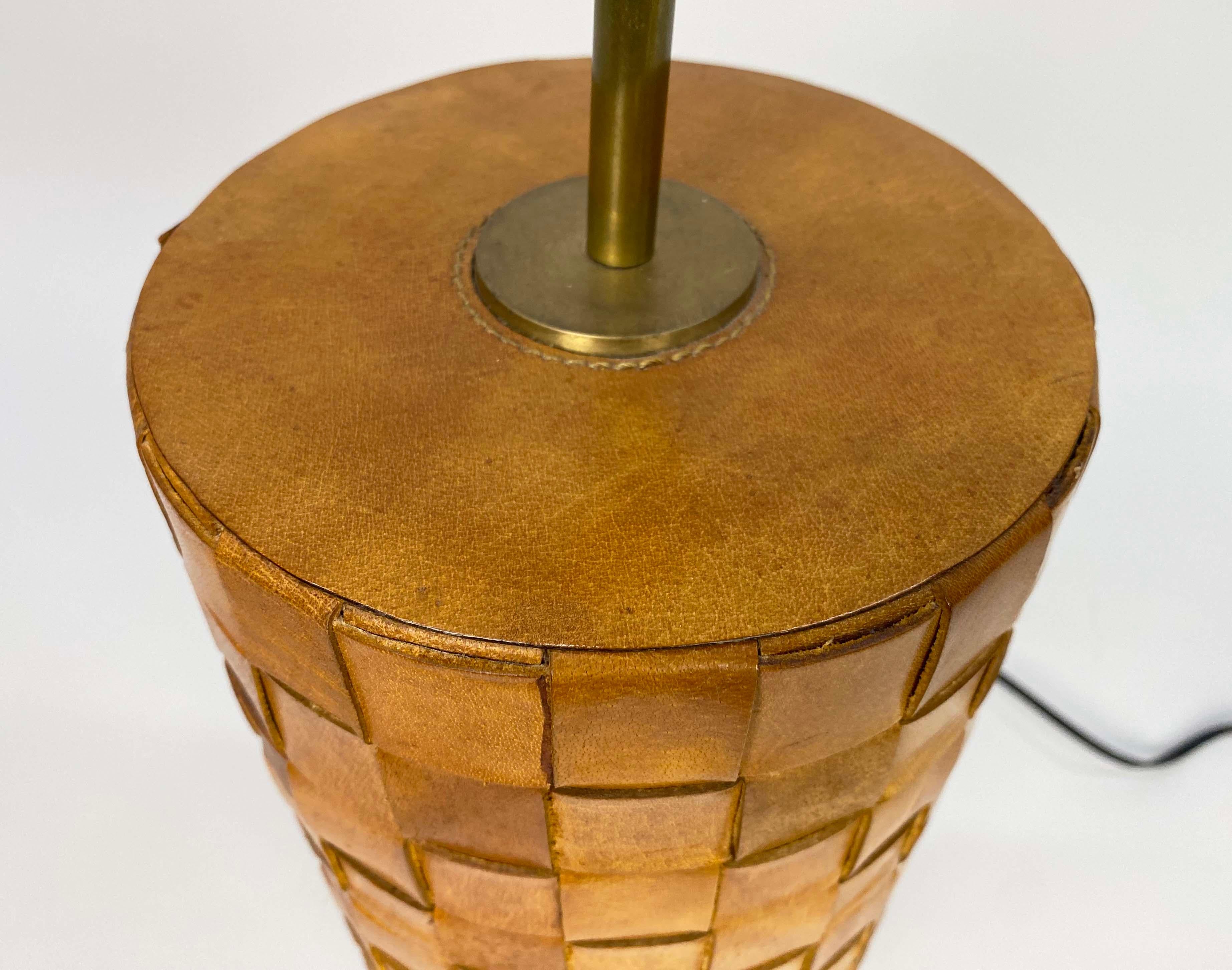 Preciosa lámpara de mesa vintage de cuero tejido Tejido en venta